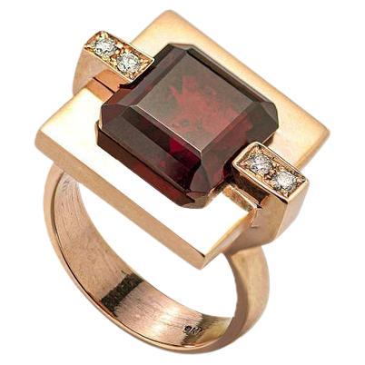 18 Karats Garnet 0.08 Karat White Diamonds Yellow Gold Cocktail Design Ring For Sale