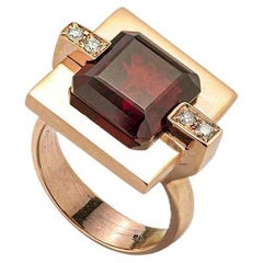 18 Karats Garnet 0.08 Karat White Diamonds Yellow Gold Cocktail Design Ring