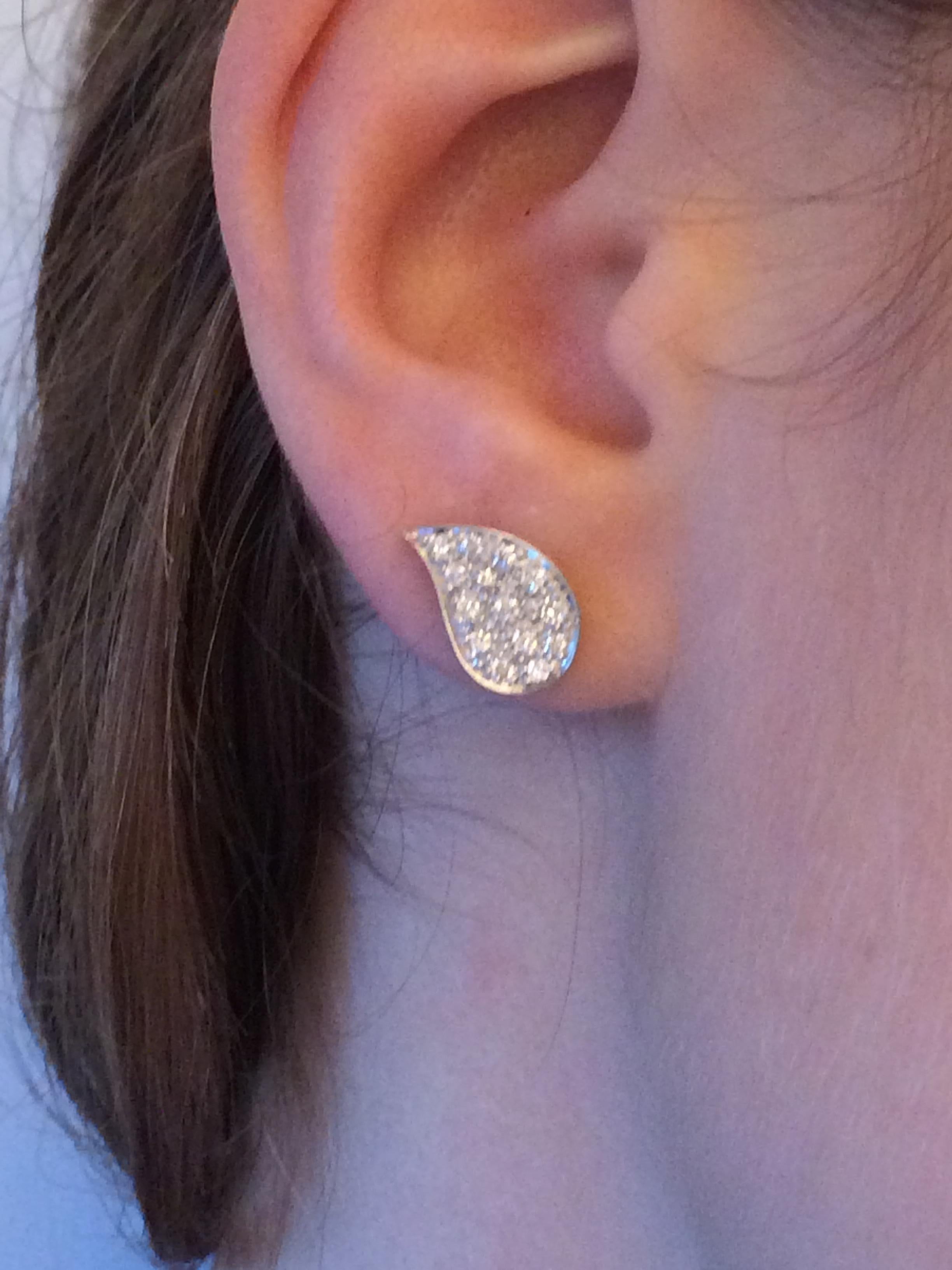 Women's or Men's 18 Karats Gold 0.30 Carats White Diamonds Stud Modern Earrings For Sale
