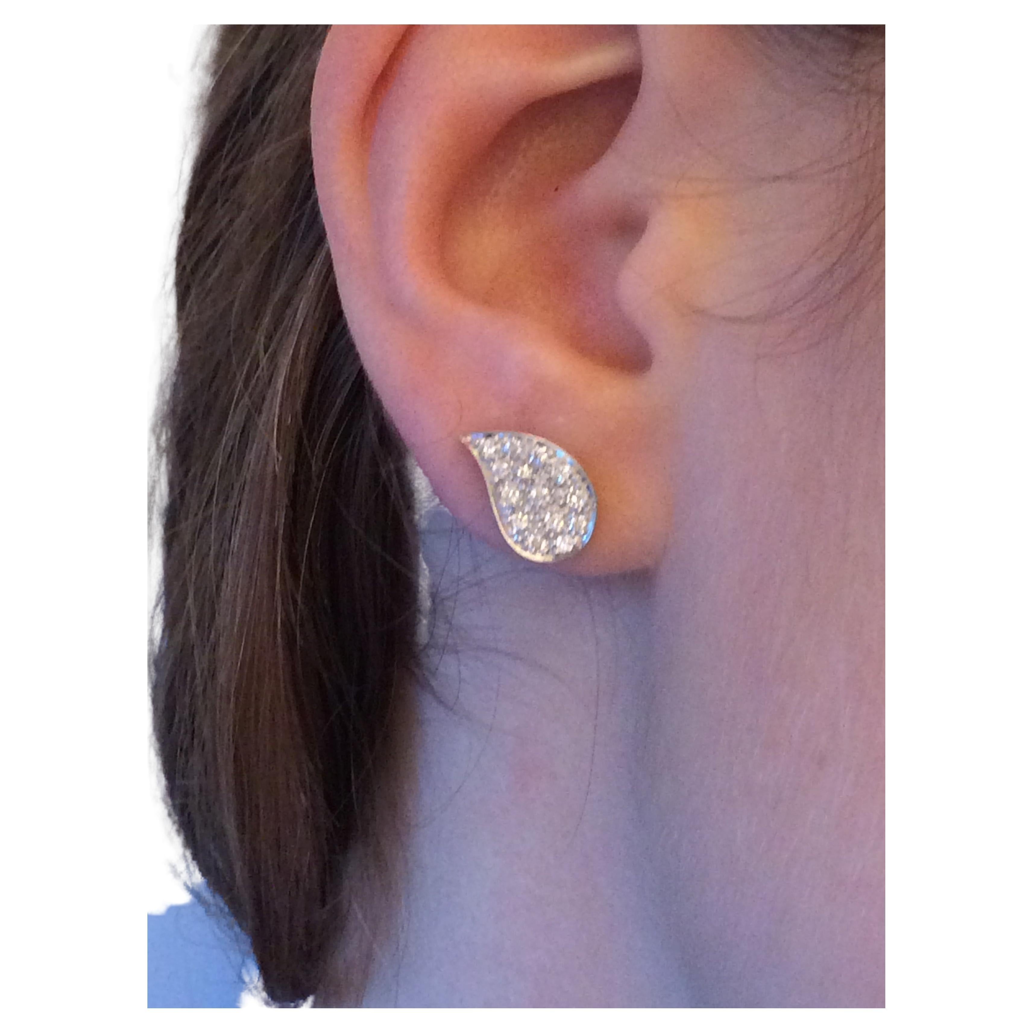 18 Karats Gold 0.30 Carats White Diamonds Stud Modern Earrings For Sale