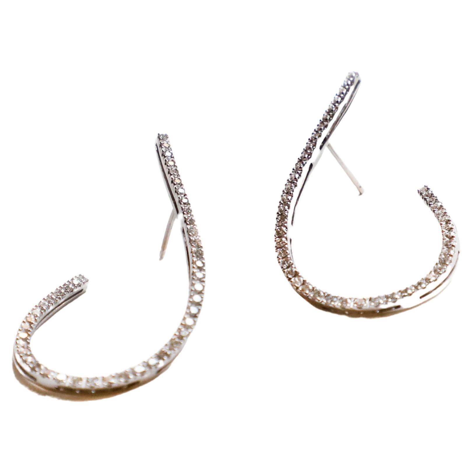 Brilliant Cut  18 Karats Gold 1.02 Karat G Color VS1 White Diamonds Modern Design Earrings For Sale