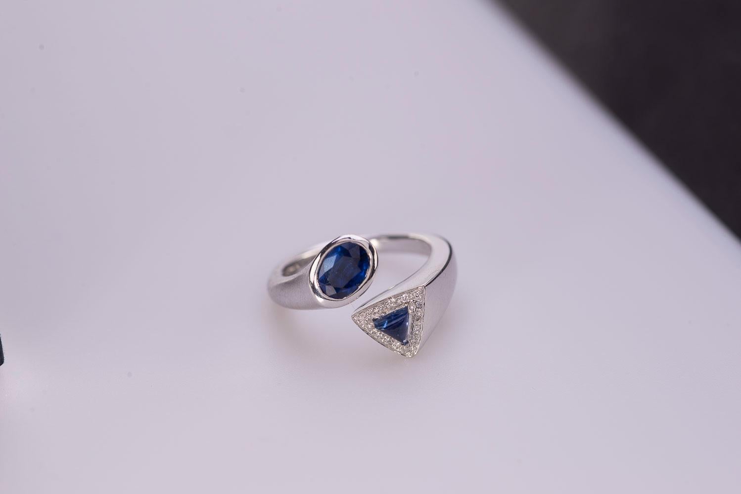 Brilliant Cut 18 Karats Gold 1.20 Karats Sapphire 0.075 White Diamonds Toi et Moi Design Ring For Sale