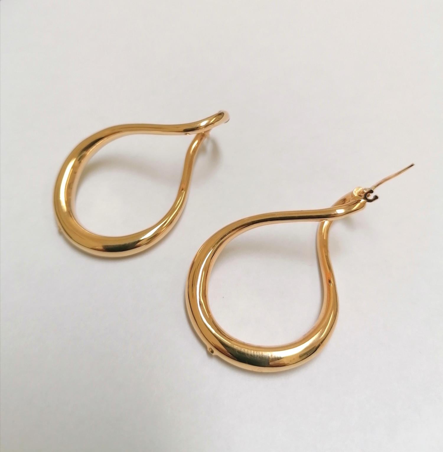 Very funny pair of 18 karats yellow gold hoops with a curvy design that gives a modern look. Wearable on all occasions because of its versatility. You can fit it during the day with a casual look or in a evening cocktail. Magnificent electroforming