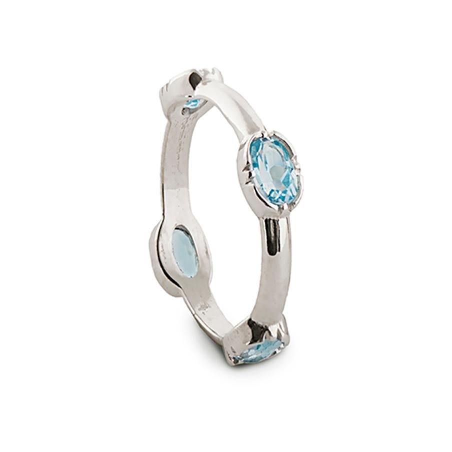 18 Karats White Gold Aquamarine Stacking Oval Cut Band Design Ring In New Condition For Sale In Rome, IT