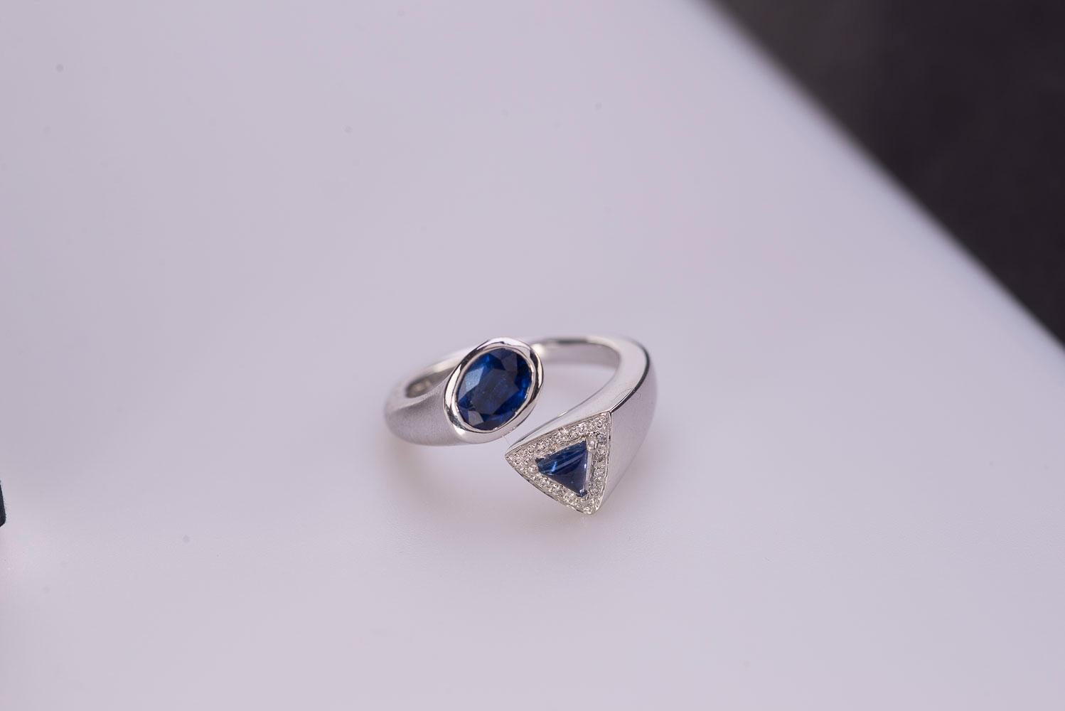 Modern 18 K White Gold 1.20 karats Sapphire 0.075 White Diamonds Design Ring For Sale 2