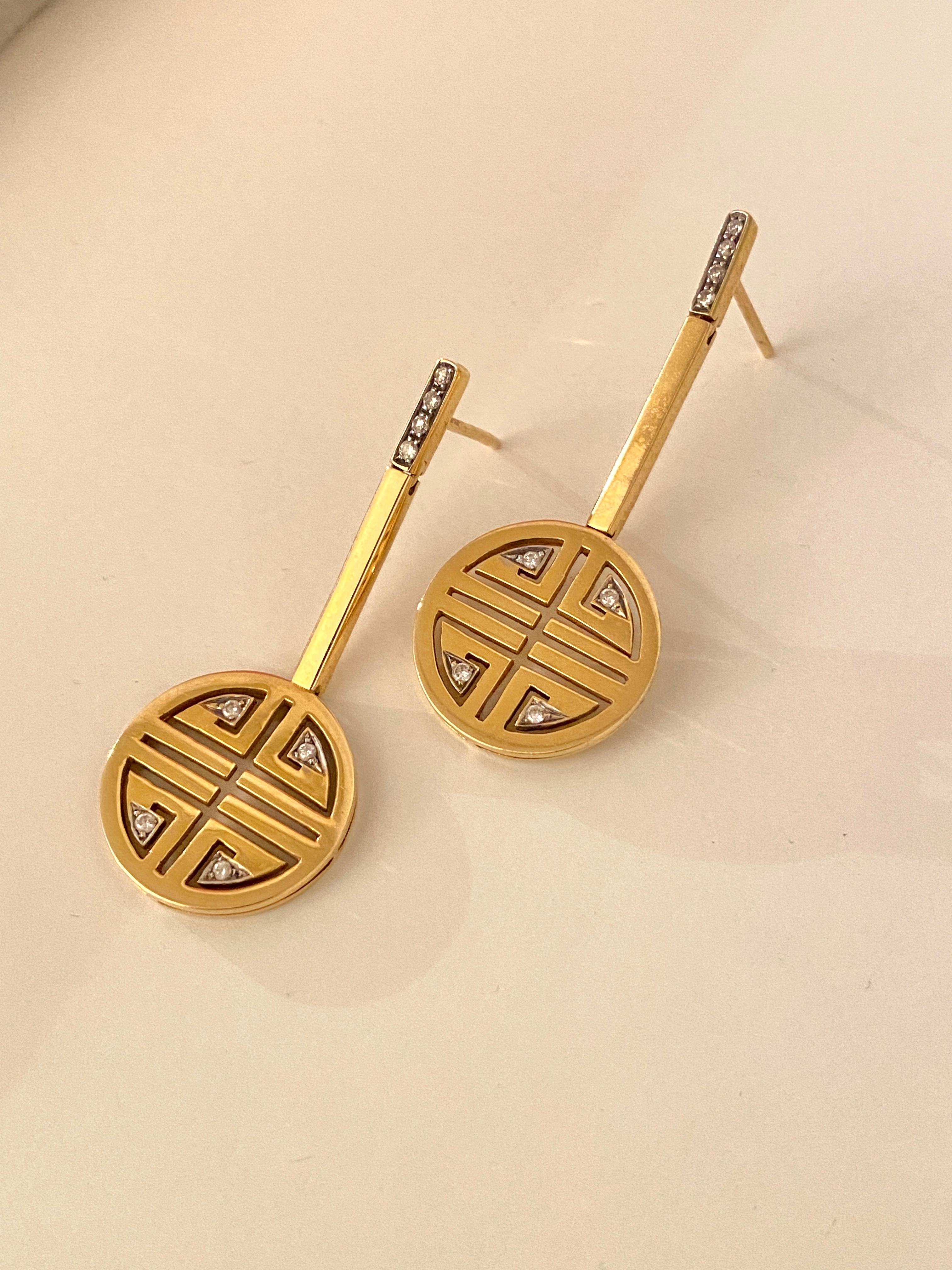 18 Karats Yellow Gold 0.20 Carats White Diamonds Statement Happy Coin Earrings For Sale 2