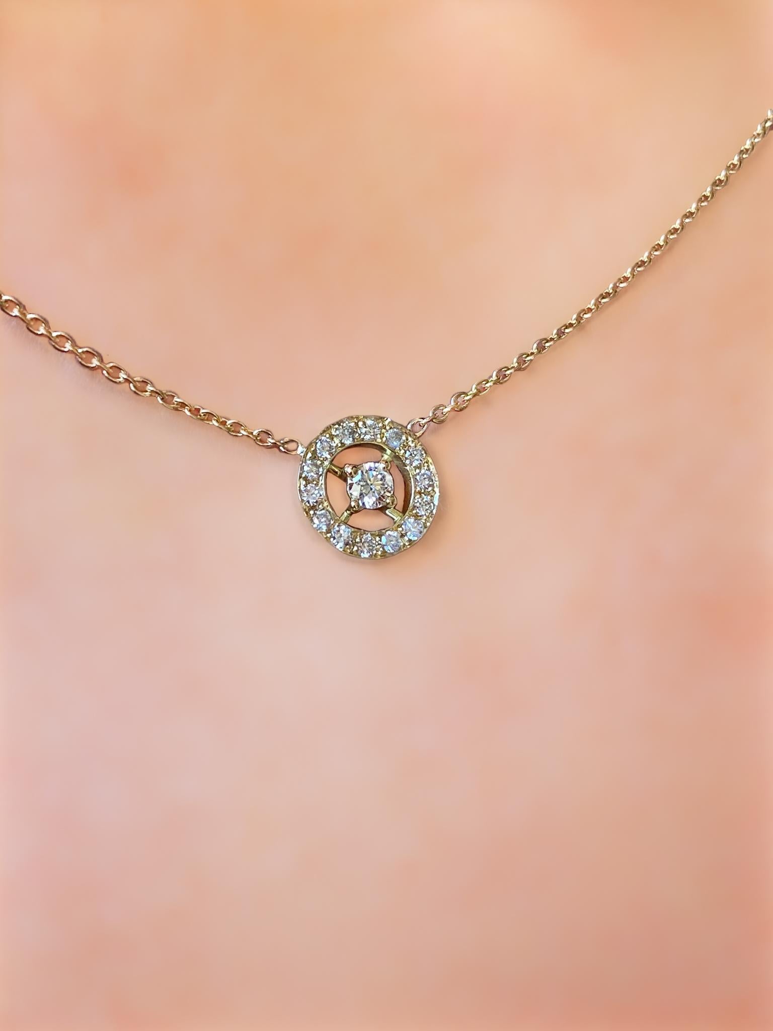 Taille brillant Chaîne collier à pendentif en or jaune 18 carats et diamants blancs 0,24 carat en vente