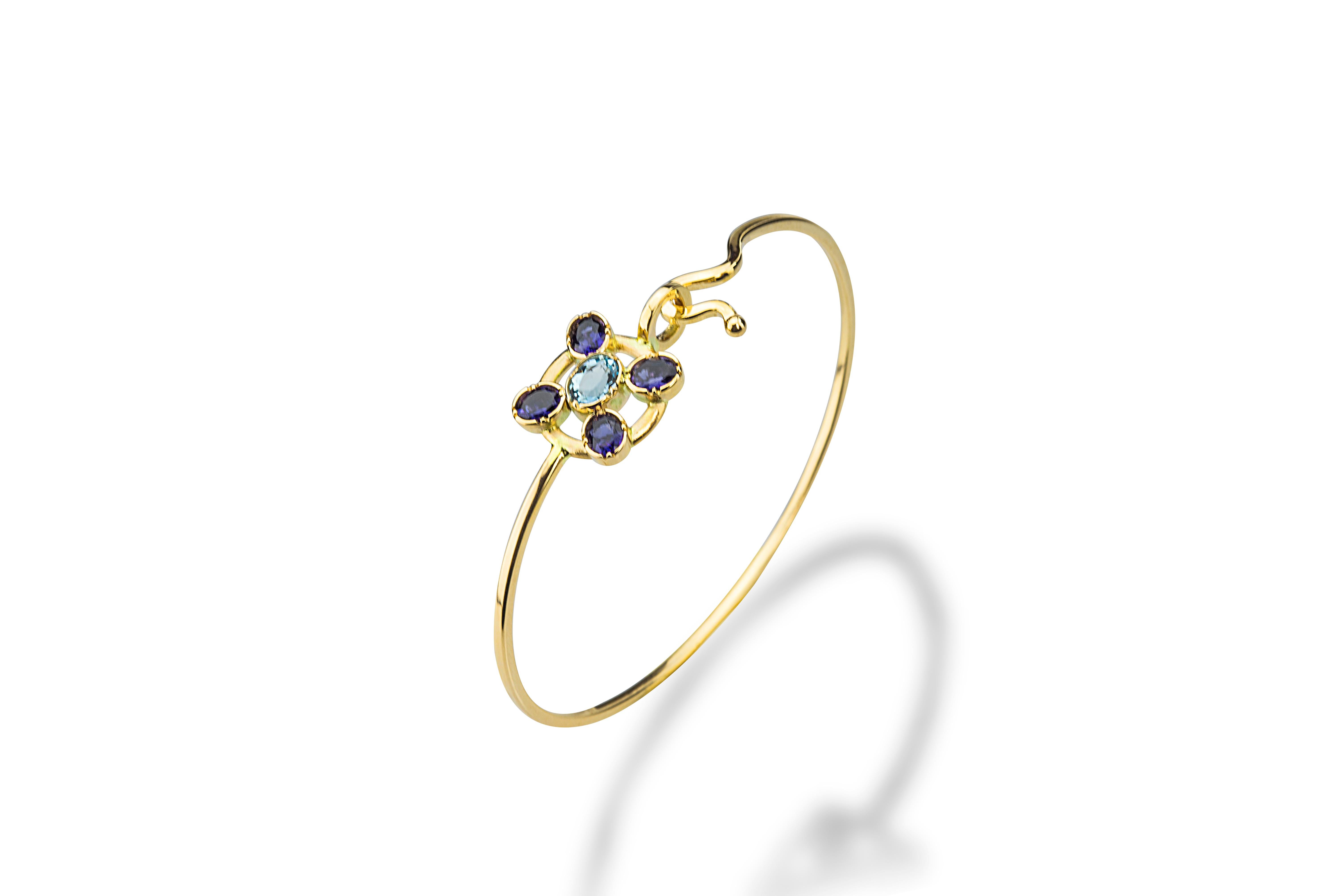Oval Cut 18 Karats Yellow Gold Aquamarine Sapphire Bangle Modern Flower Design Bracelet For Sale