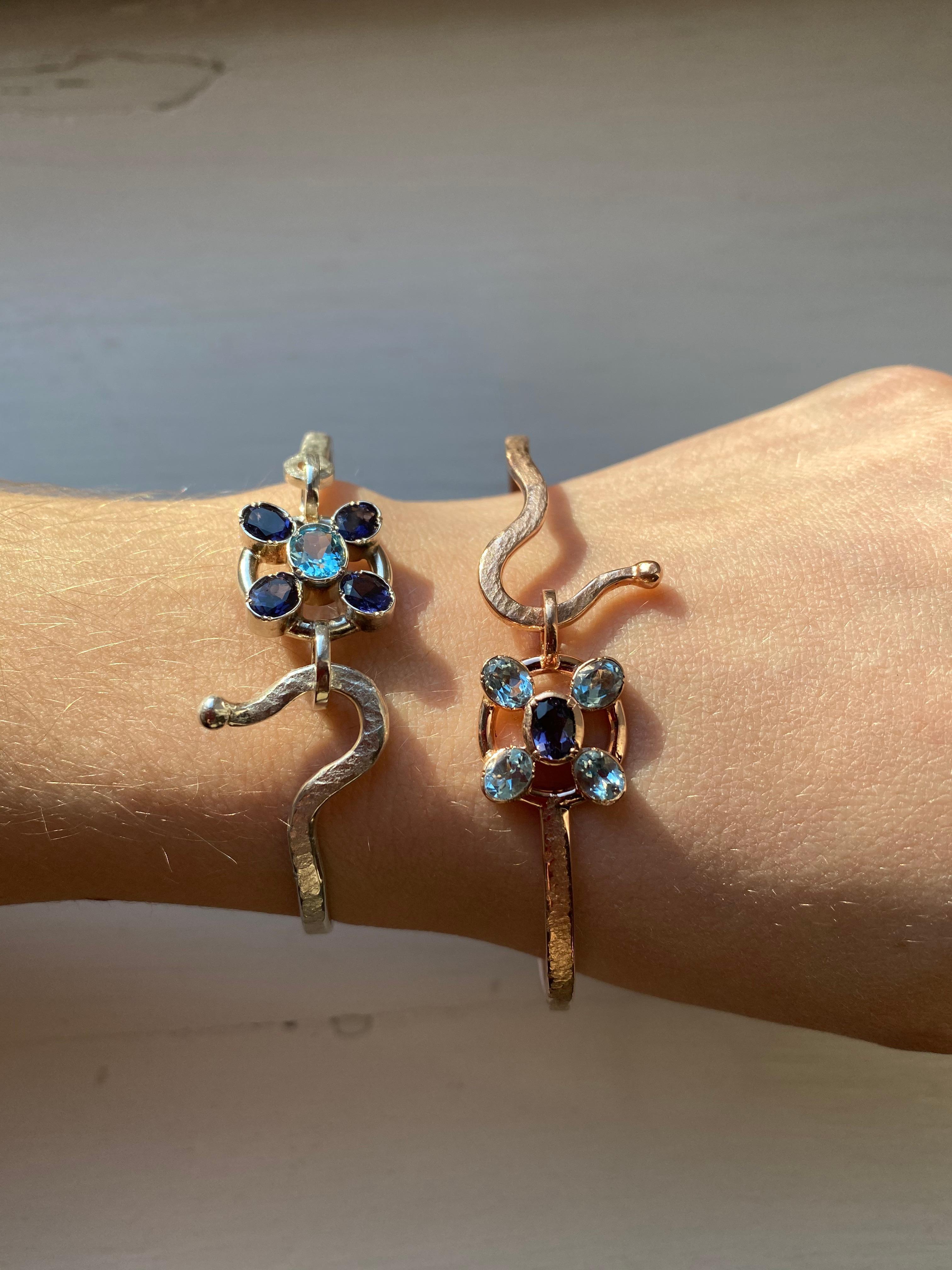 Oval Cut 18 Karats Rose Gold Aquamarine Blue Sapphires Bangle Modern Design Bracelet For Sale
