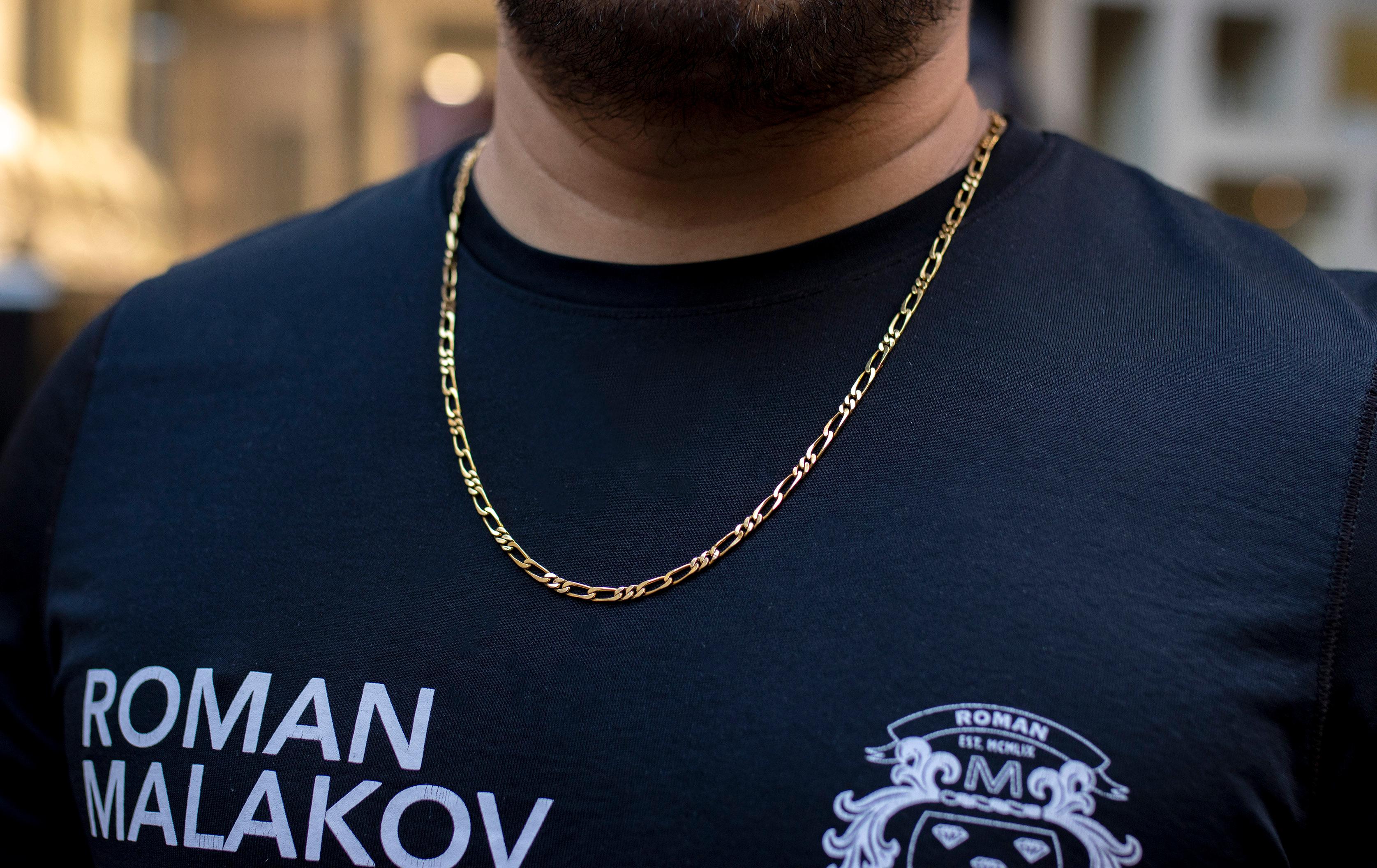 18 Karats Yellow Gold Figaro Chain Necklace In Good Condition For Sale In New York, NY