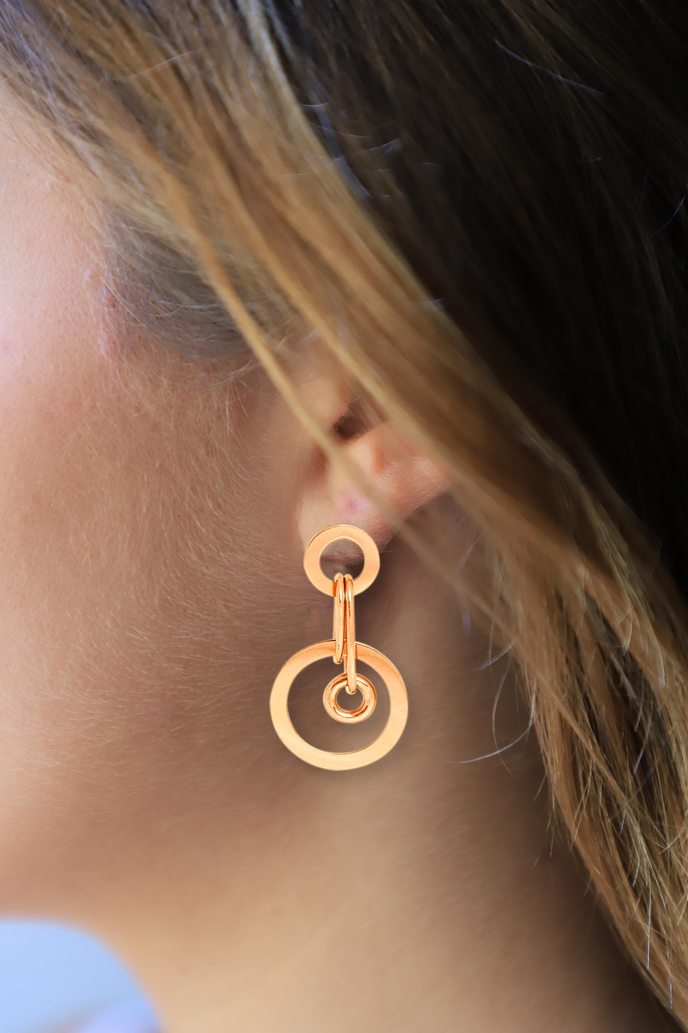 18 Karats Yellow Gold Hoops Dangle Modernist Design Round Dance Earrings In New Condition For Sale In Rome, IT