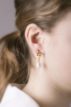 18 Karats Yellow Gold Little Snake Baroque White Pendant Earrings