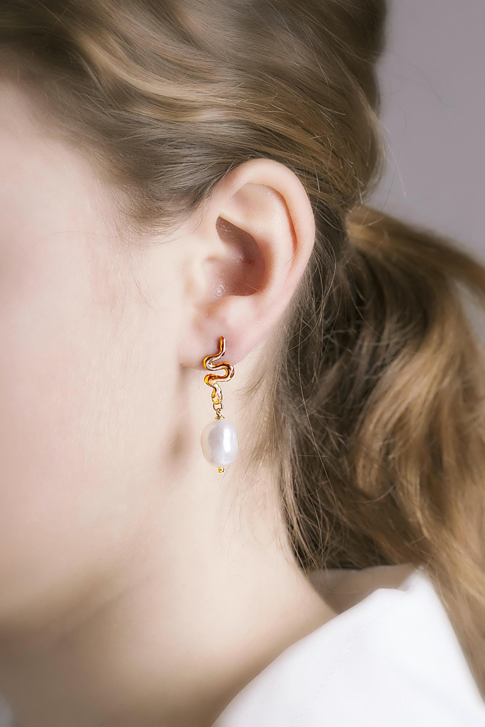 
Introducing Rossella Ugolini's exquisite Animalier Collection, these small pendant earrings are a true masterpiece of craftsmanship. Handcrafted in 18K Yellow Gold, they are adorned with lustrous White Oval Baroque Pearls that radiate elegance and