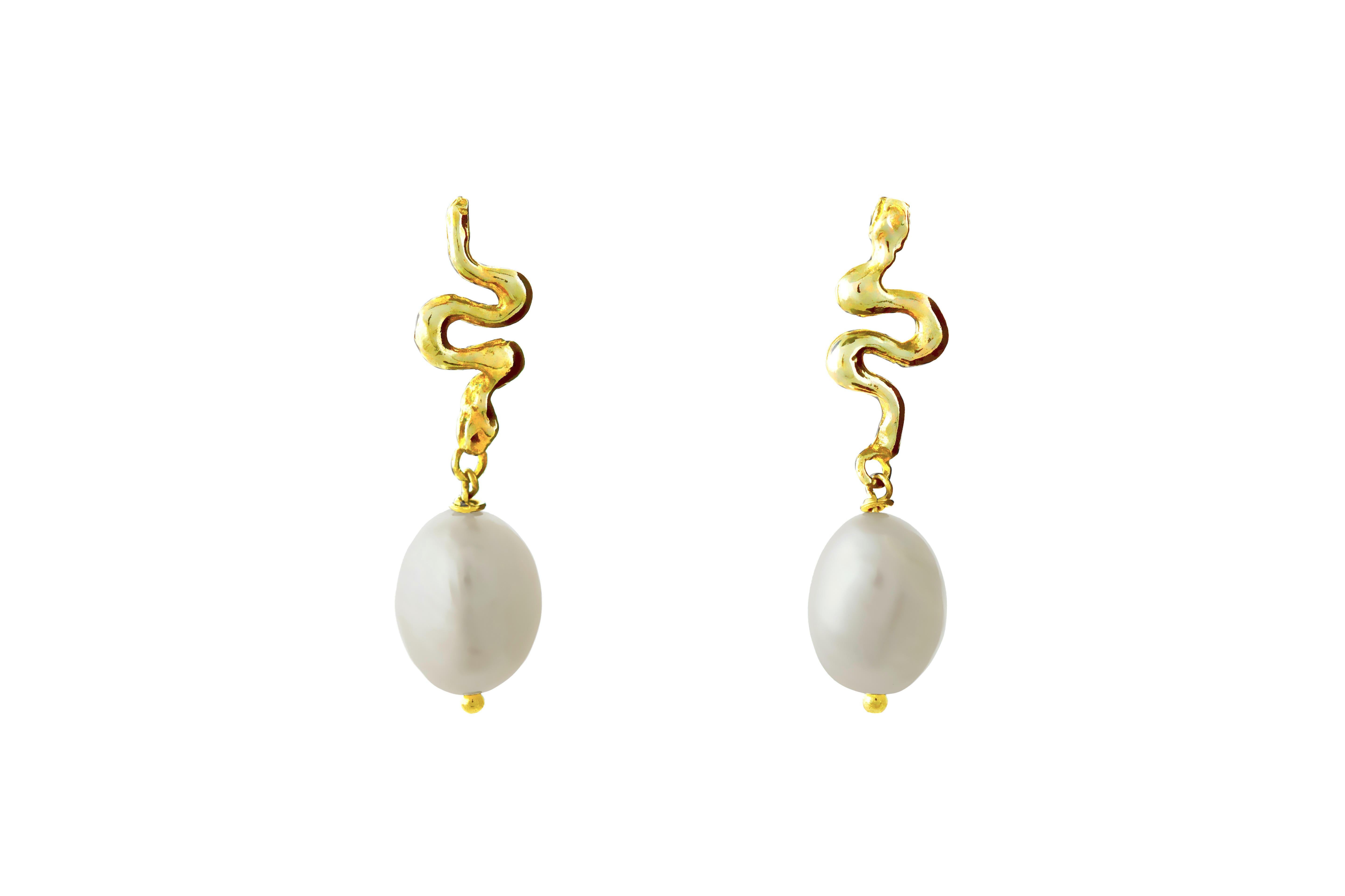 Modern 18 Karats Yellow Gold Little Snake Baroque White Pendant Earrings For Sale