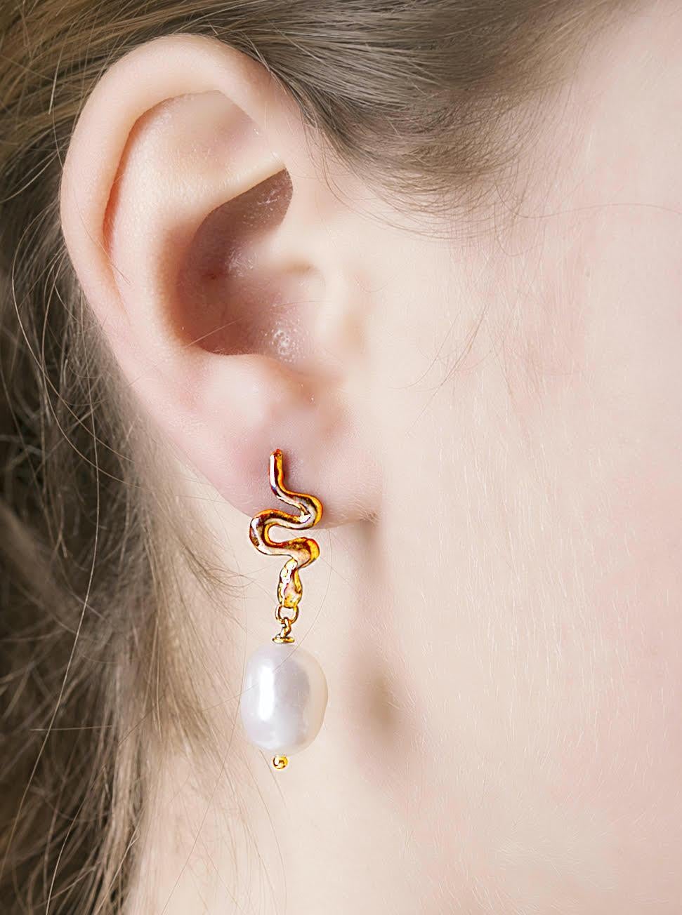 18 Karats Yellow Gold Little Snake Baroque White Pendant Earrings In New Condition For Sale In Rome, IT