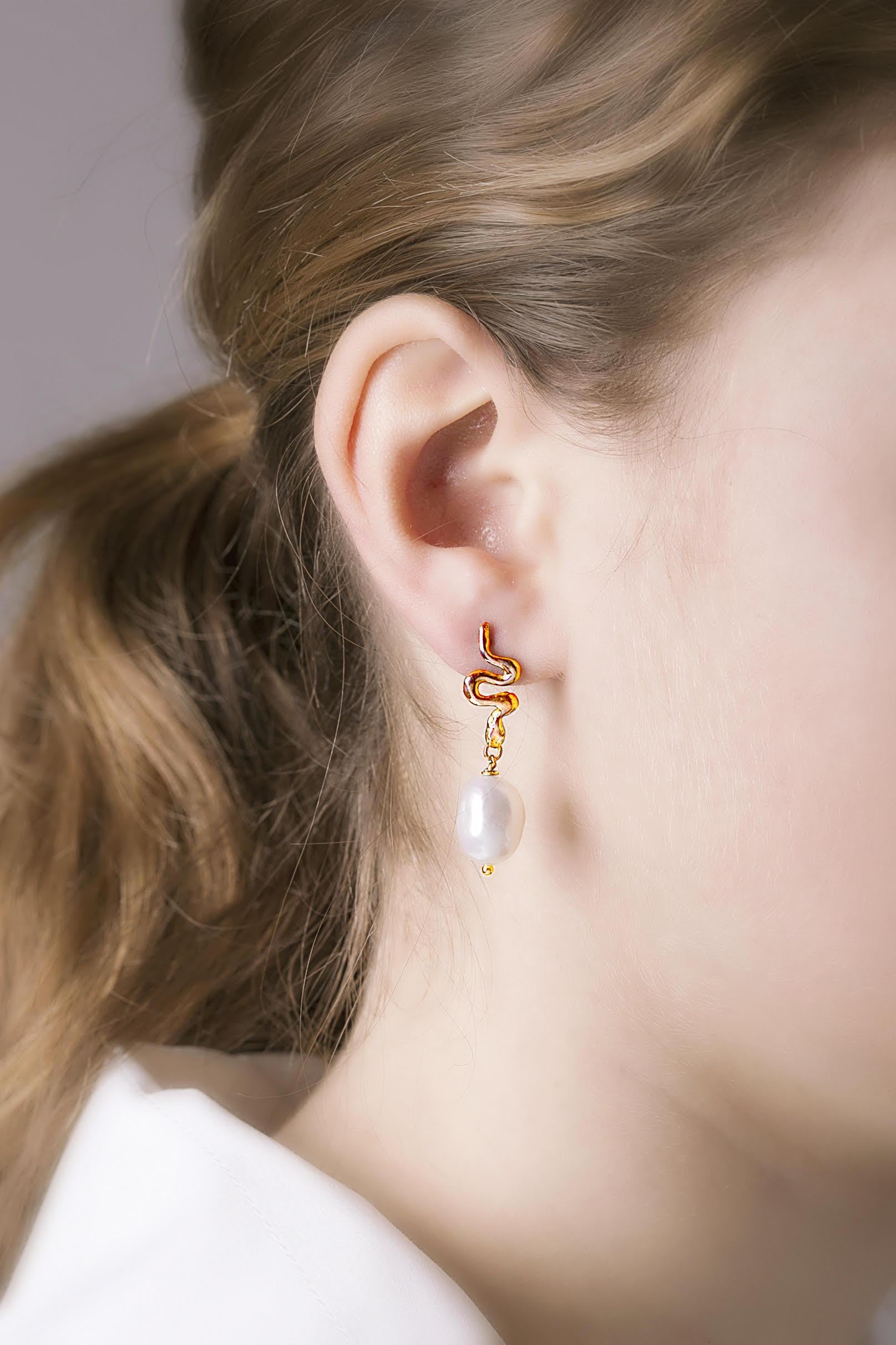 Boucles d'oreilles en or jaune 18 carats avec pendentif petit serpent baroque blanc en vente 1