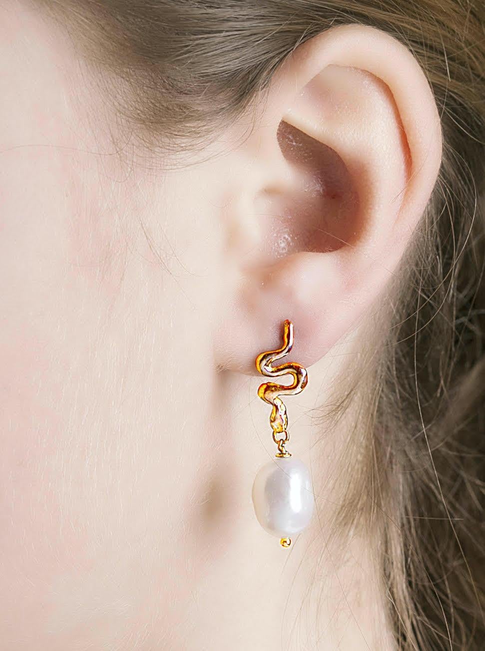 18 Karats Yellow Gold Little Snake Baroque White Pendant Earrings For Sale 4