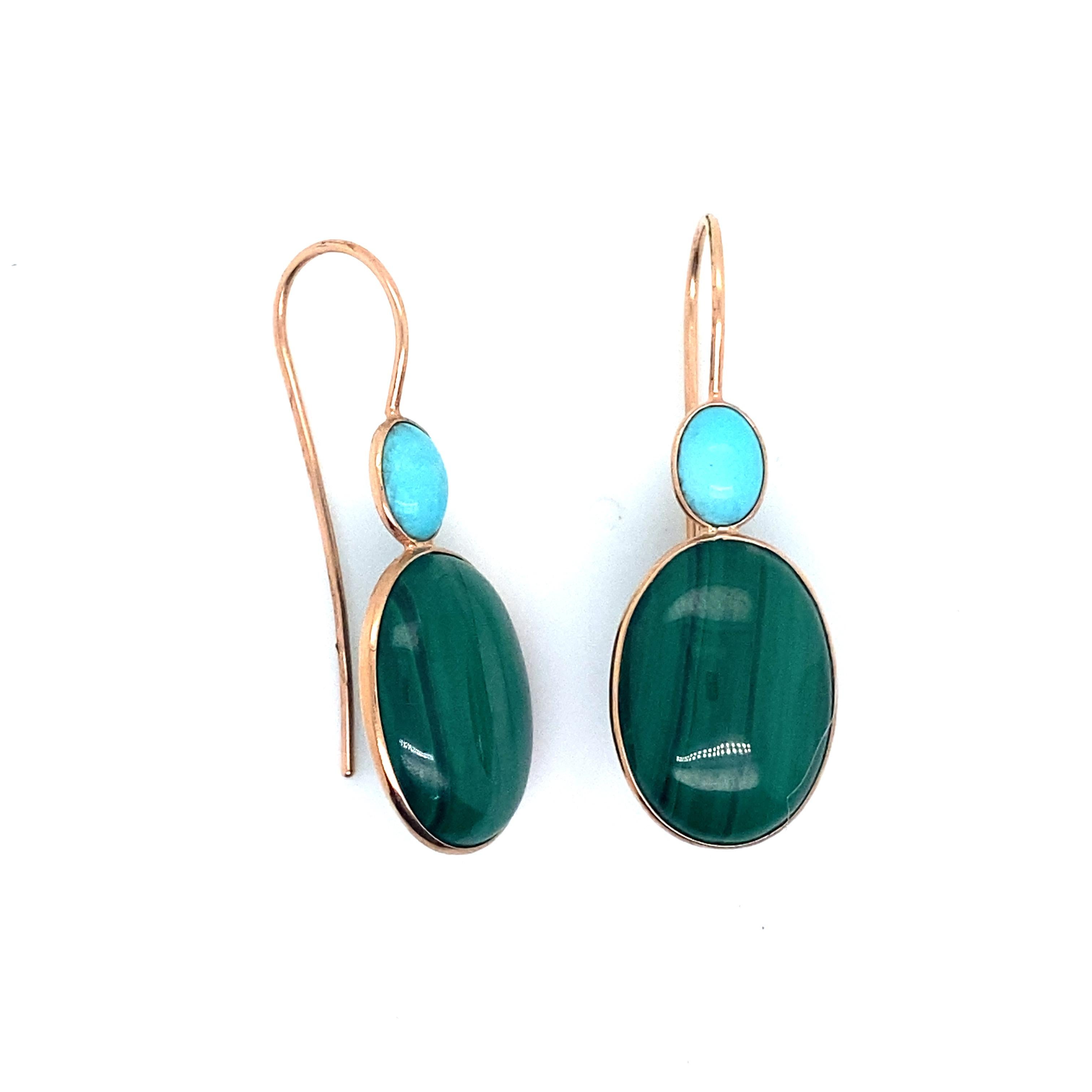 18 Karats Yellow Gold Malakites Earings with Turquoises.
The stones are cut in the shape of cabochon and reflect the light. The turquoise is natural and the yellow gold is brushed. The whole is very light.
Discreet, they match with other jewellery,