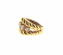 18 Karat Yellow Gold Striated Ring with 5 Brilliant Cut Diamonds