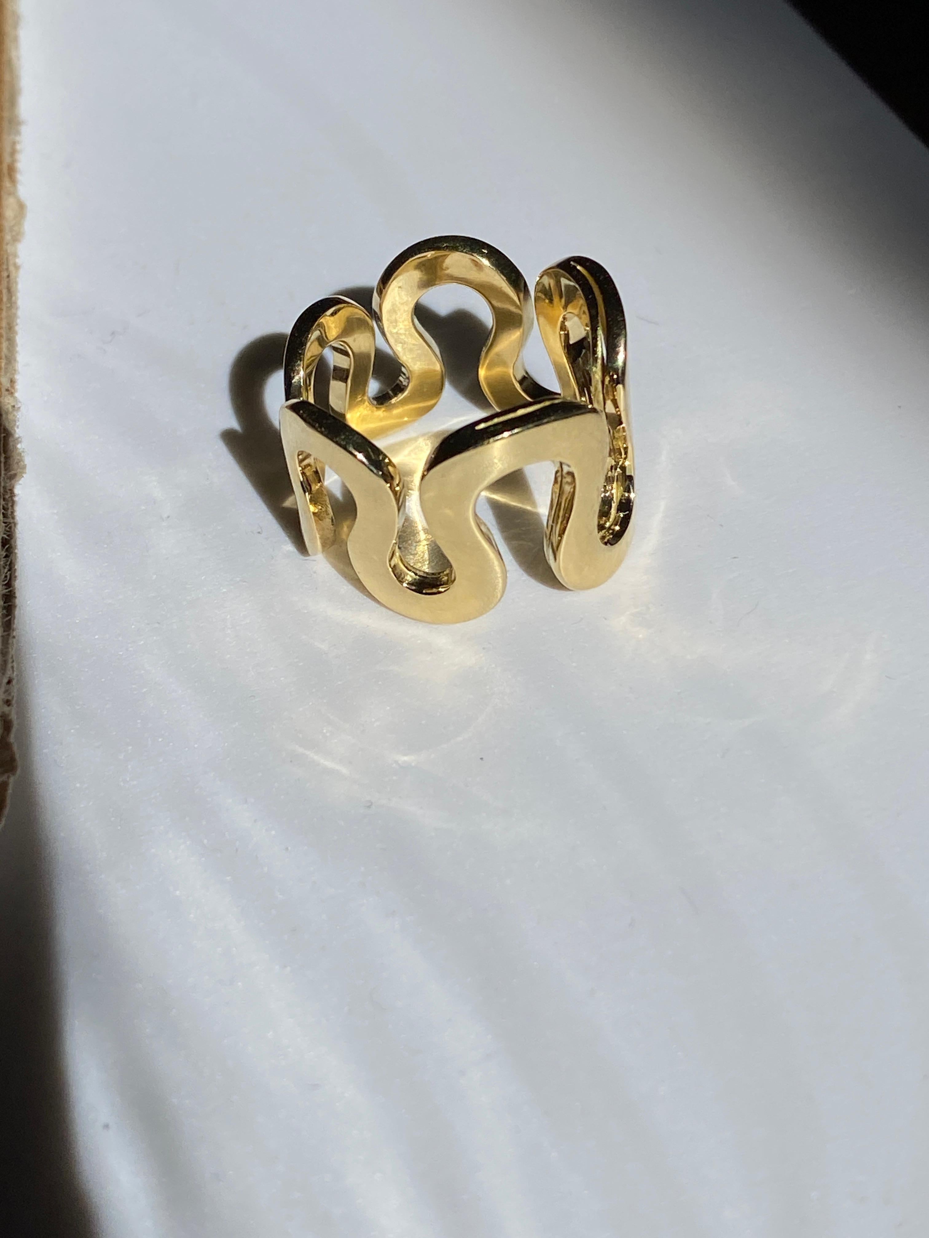 18 Karats Yellow Gold Unisex Wave Band Modern Design Ring In New Condition For Sale In Rome, IT