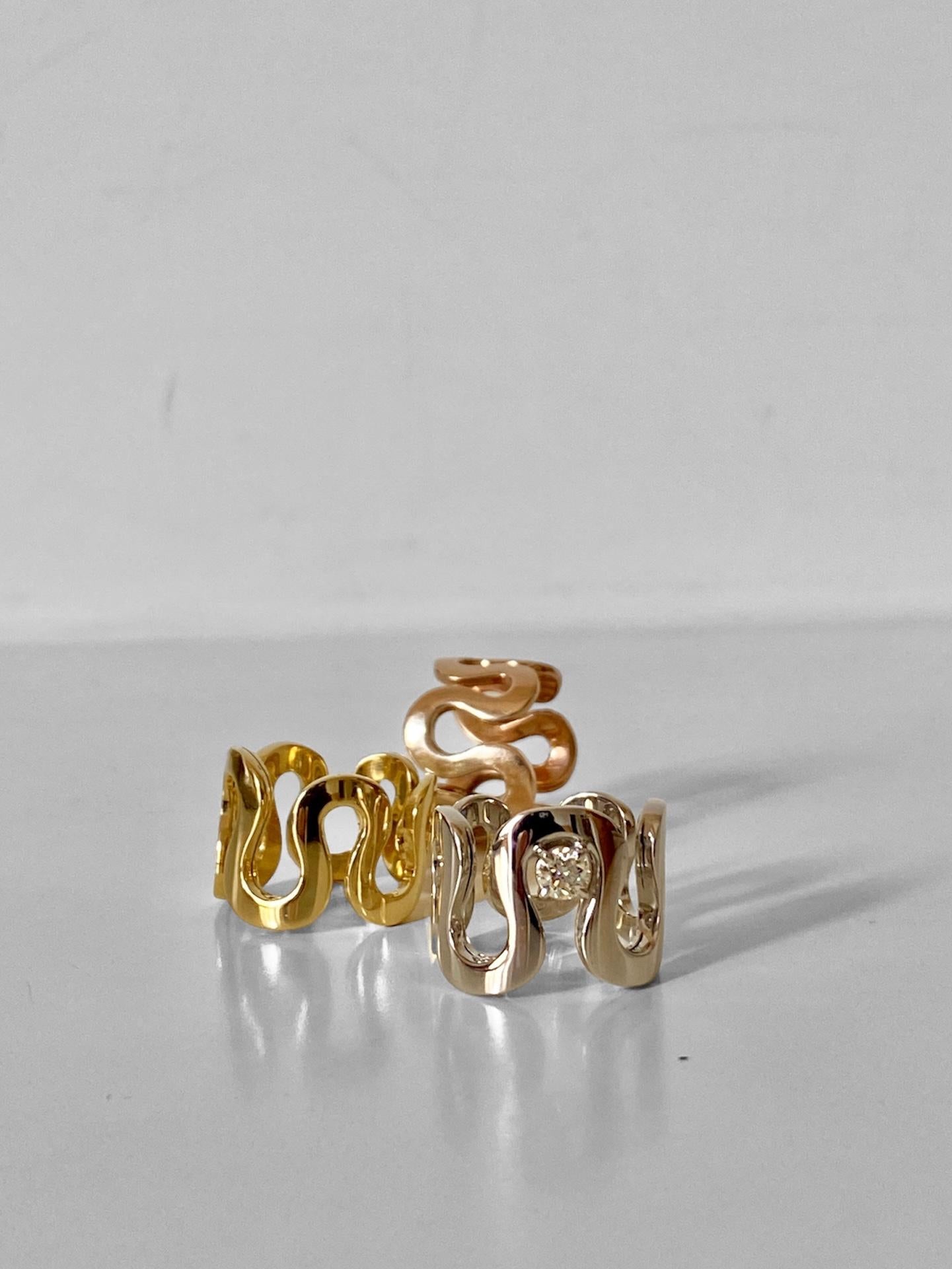 18 Karats Yellow Gold Unisex Wave Band Modern Design Ring For Sale 1