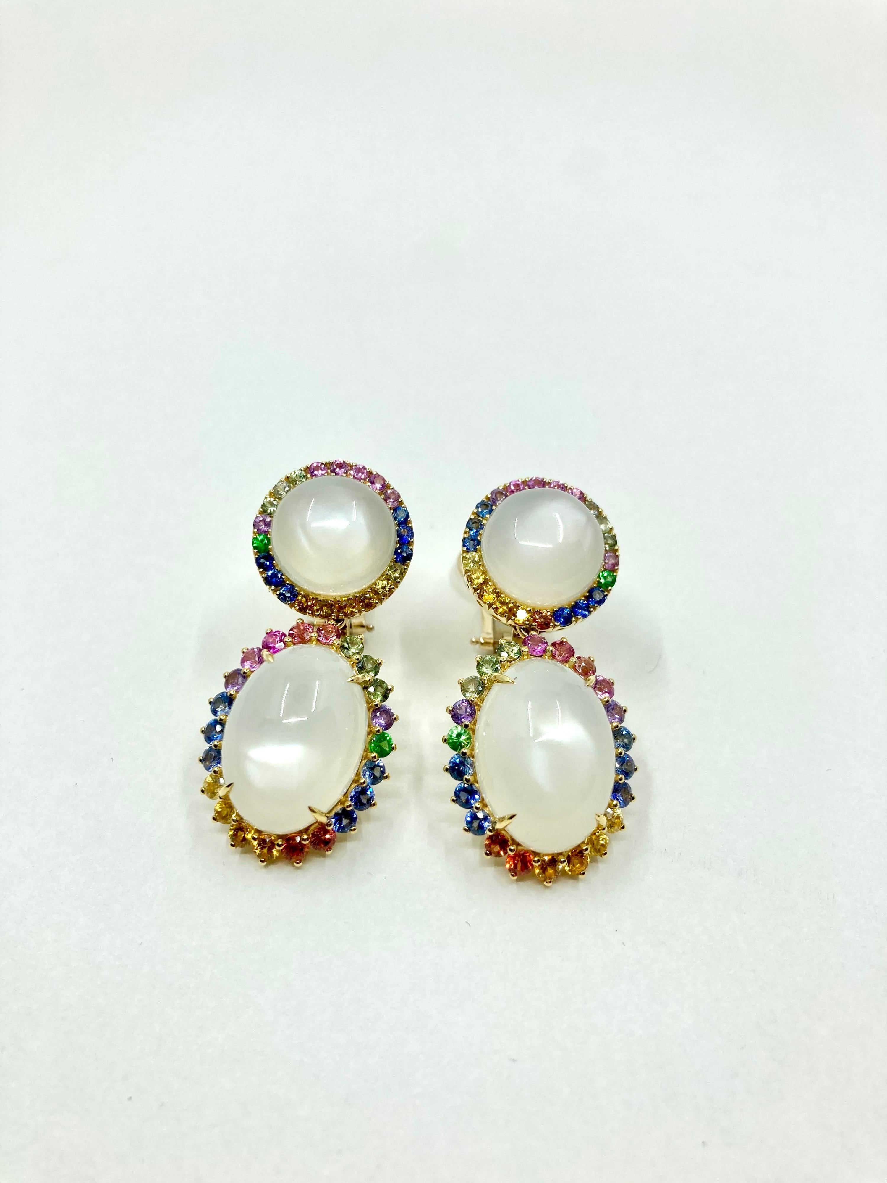 Timeless elengat Yellow Gold earrings, with Multicolor Sappires (blue, orange, green, yellow, purple) ct. 5.22 and a central White Moonstone ct. 40.50 , Made in Italy by Roberto Casarin.

A simple yet refined design, these earrings are perfect for