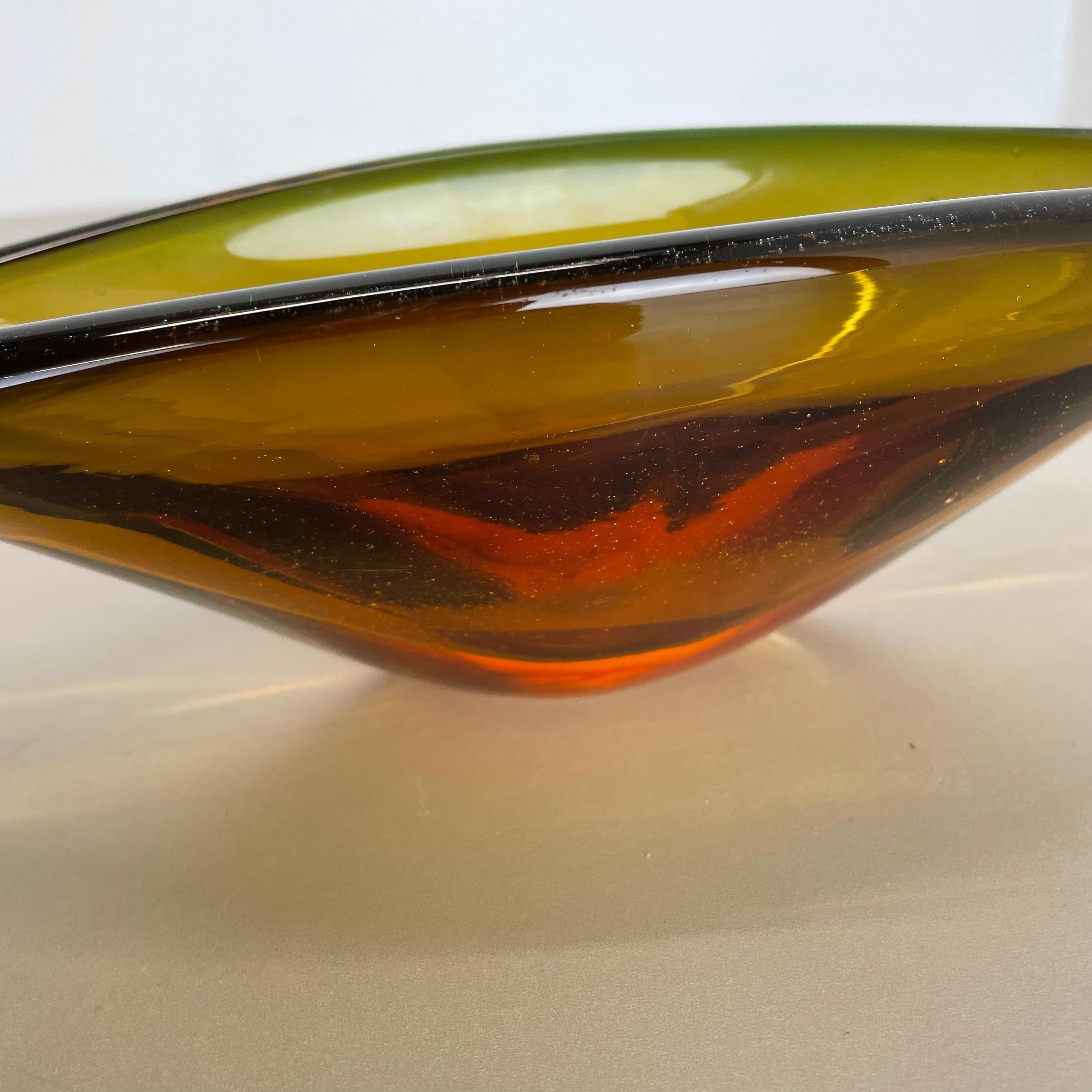 1, 8 Kg Glass Bowl Shell Centerpiece by Flavio Poli Attrib., Murano, Italy, 1970s For Sale 3