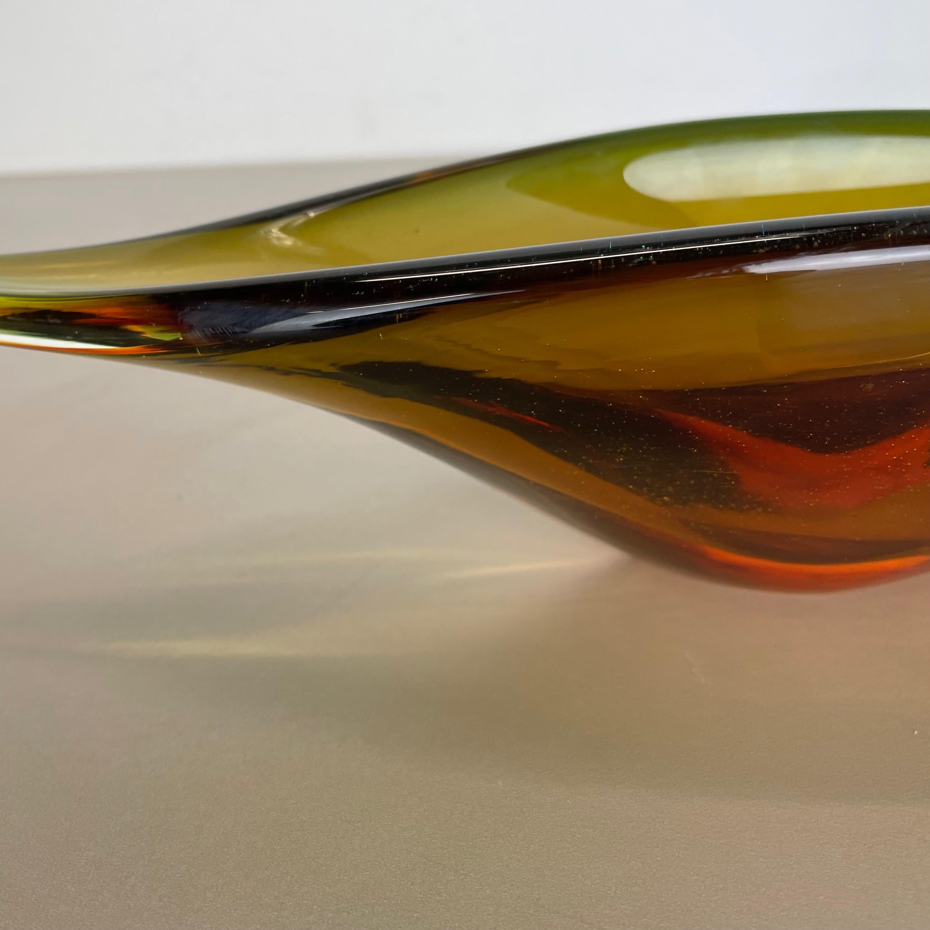 1, 8 Kg Glass Bowl Shell Centerpiece by Flavio Poli Attrib., Murano, Italy, 1970s For Sale 4