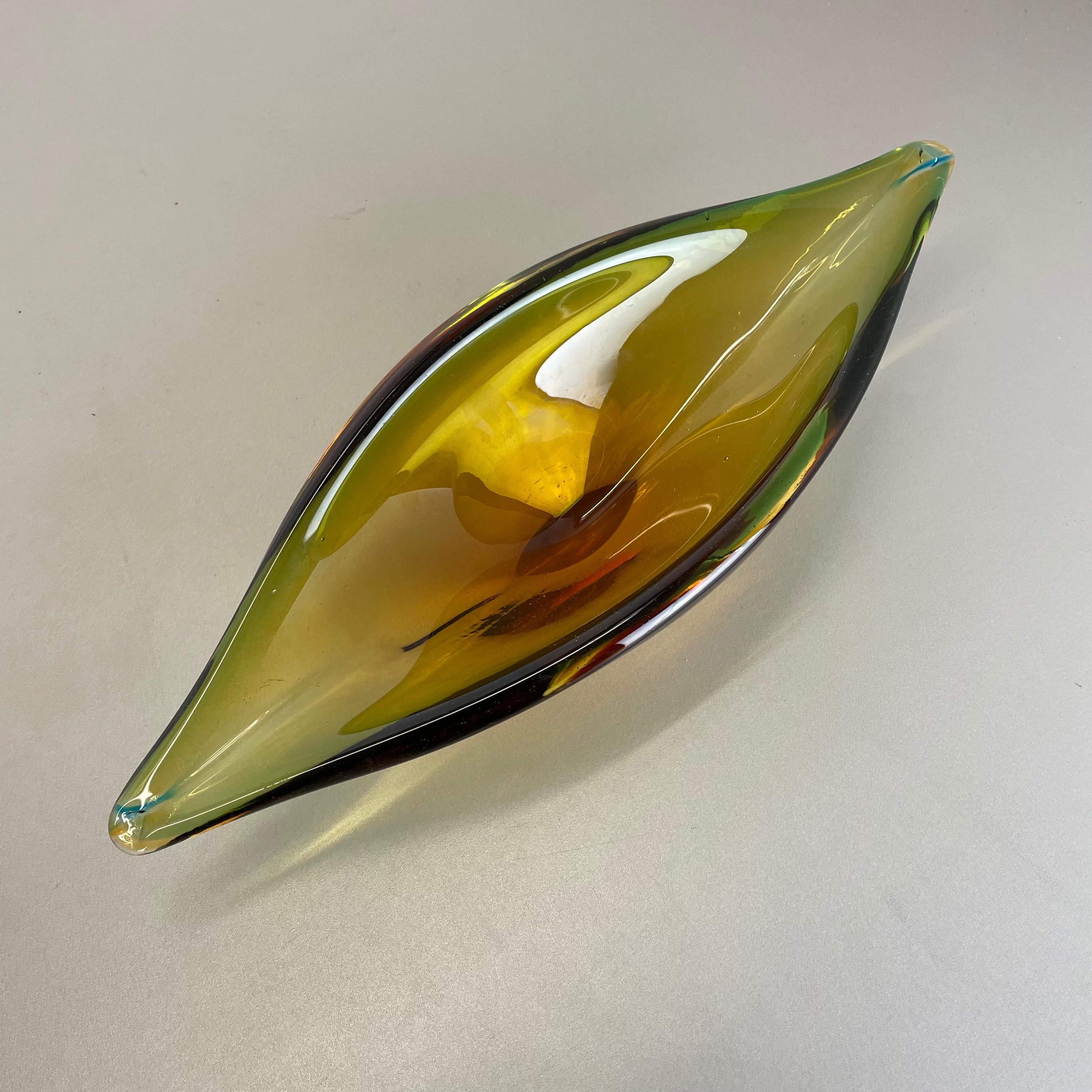 1, 8 Kg Glass Bowl Shell Centerpiece by Flavio Poli Attrib., Murano, Italy, 1970s For Sale 5