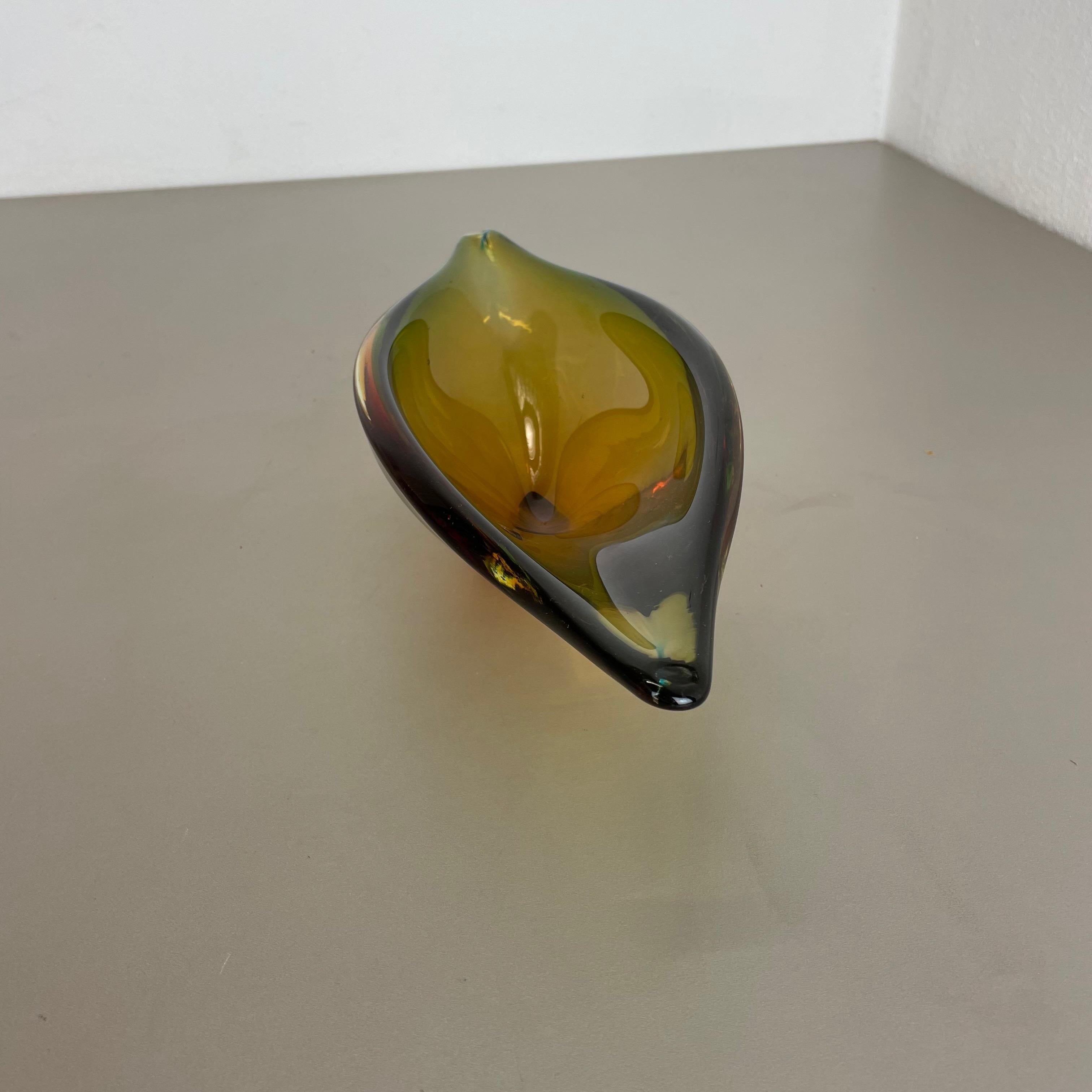 1, 8 Kg Glass Bowl Shell Centerpiece by Flavio Poli Attrib., Murano, Italy, 1970s For Sale 6