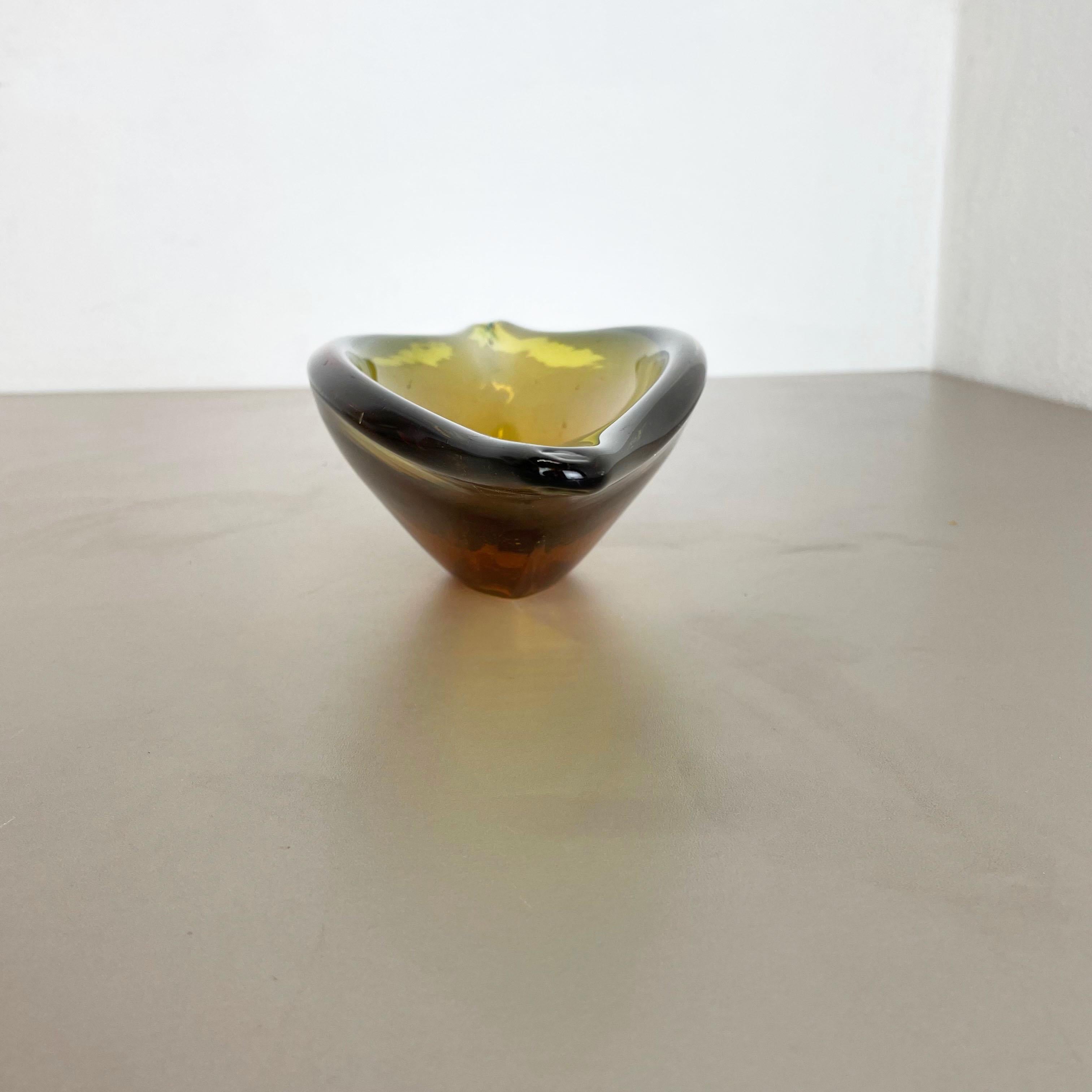 1, 8 Kg Glass Bowl Shell Centerpiece by Flavio Poli Attrib., Murano, Italy, 1970s For Sale 7
