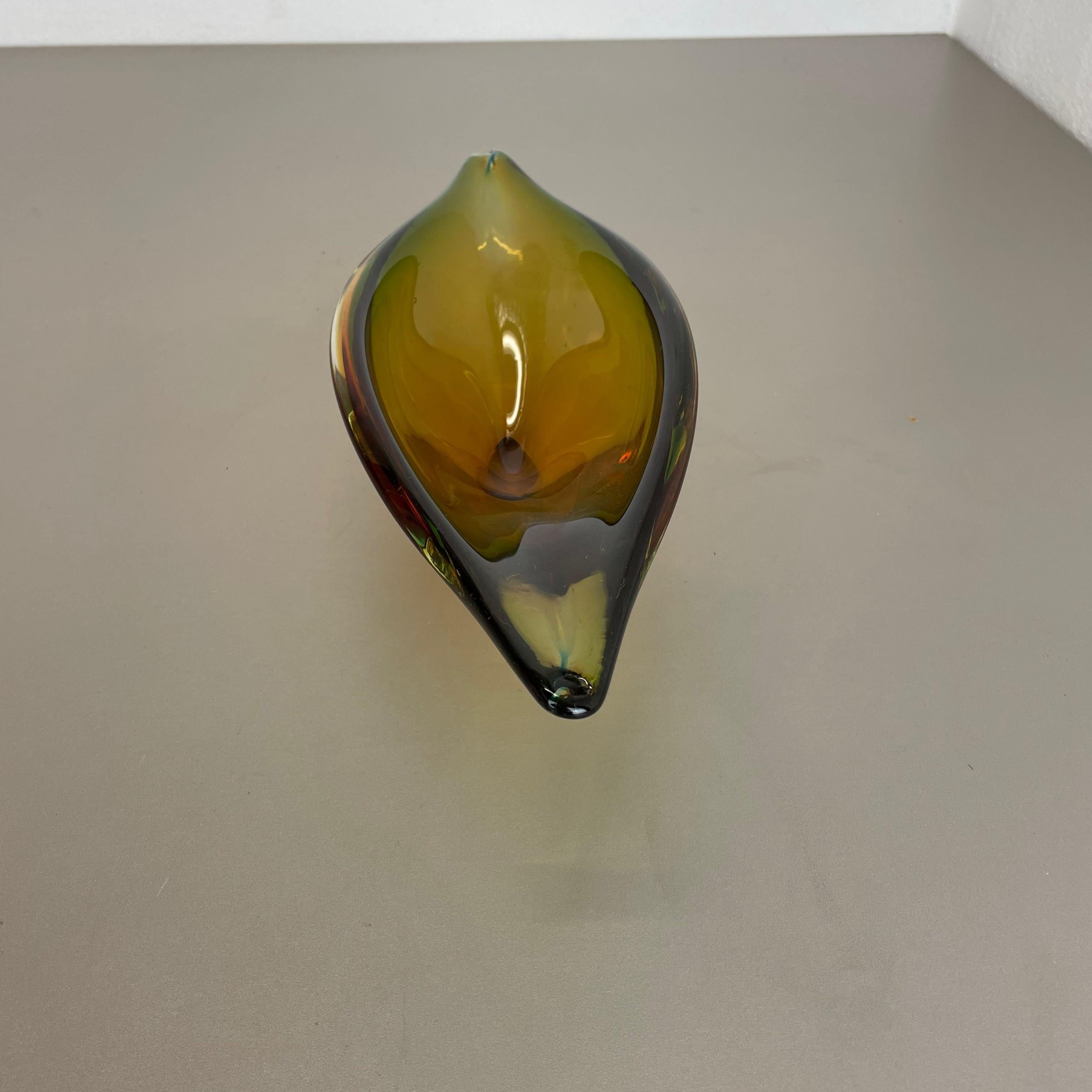 1, 8 Kg Glass Bowl Shell Centerpiece by Flavio Poli Attrib., Murano, Italy, 1970s For Sale 8