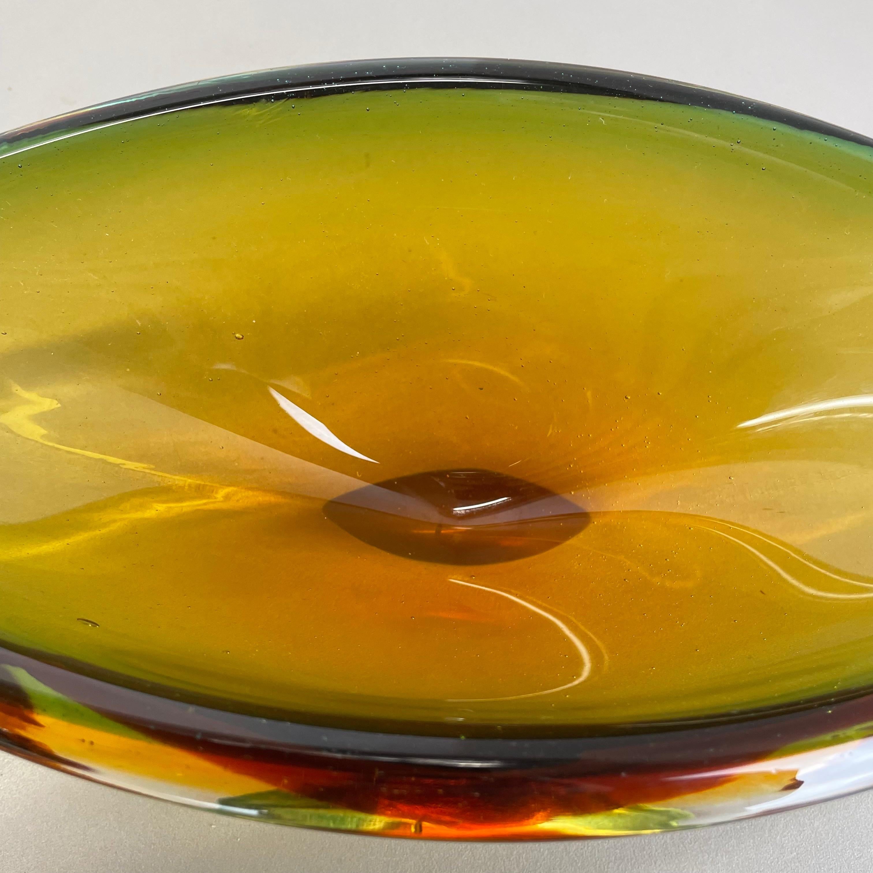 1, 8 Kg Glass Bowl Shell Centerpiece by Flavio Poli Attrib., Murano, Italy, 1970s For Sale 10