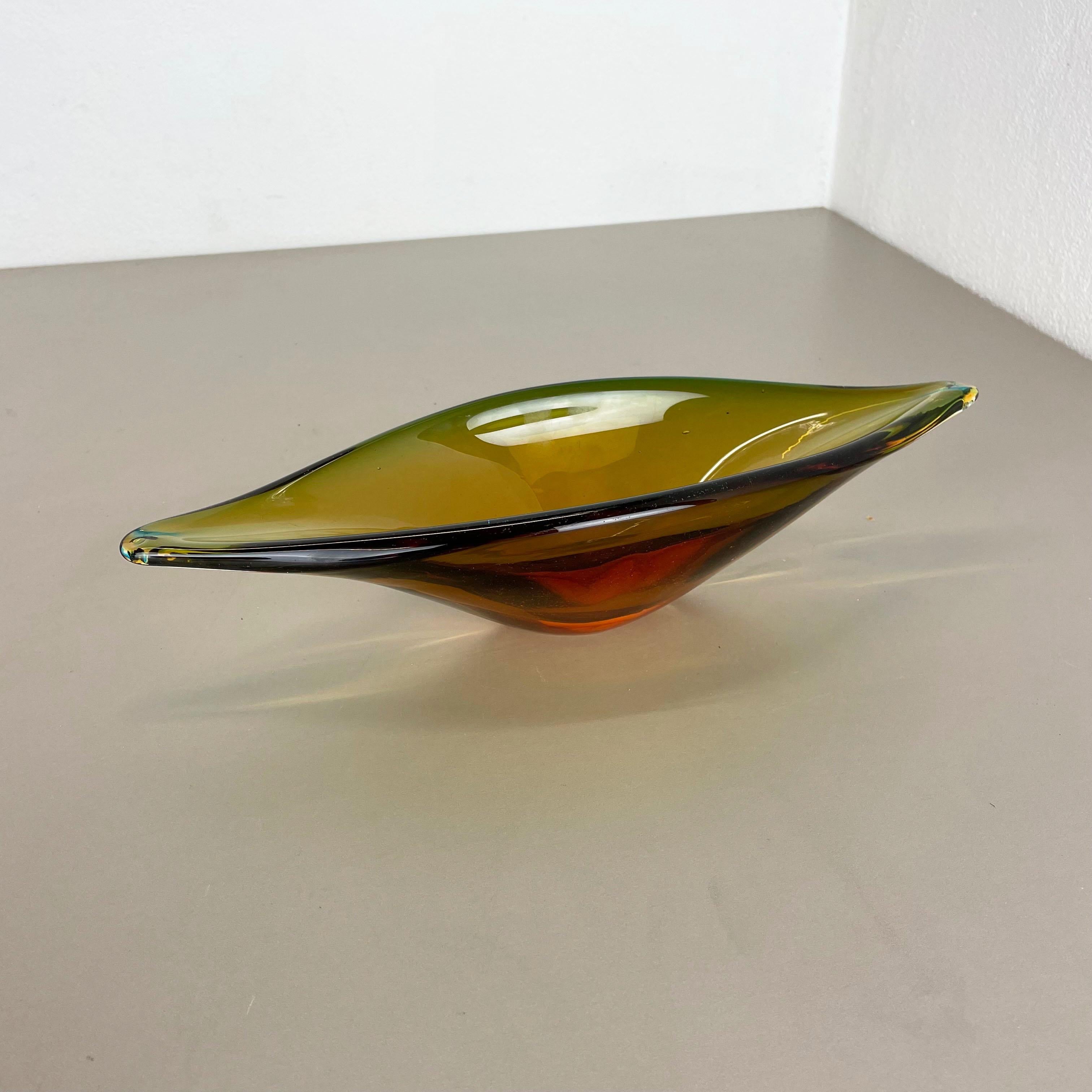 Mid-Century Modern 1, 8 Kg Glass Bowl Shell Centerpiece by Flavio Poli Attrib., Murano, Italy, 1970s For Sale