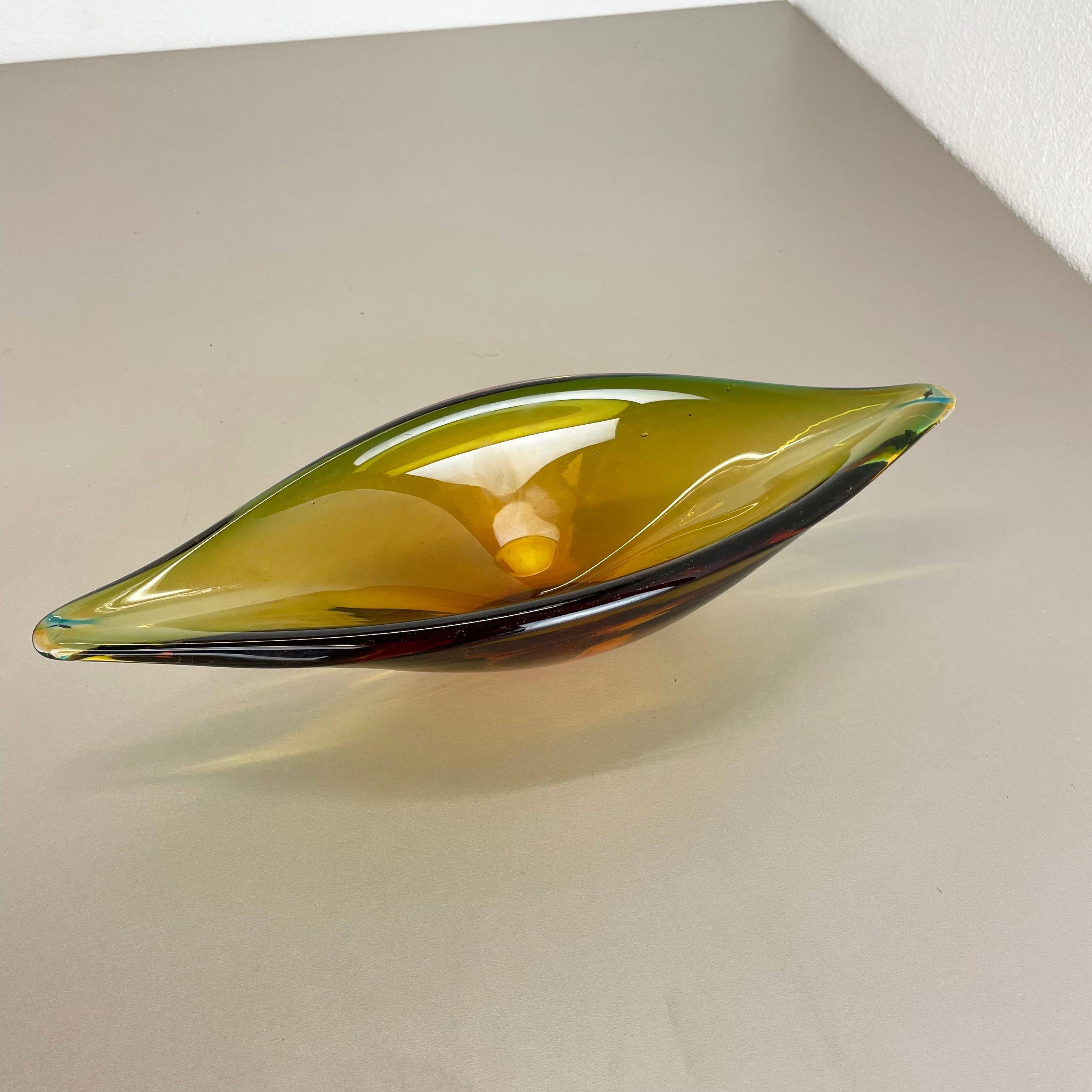 Italian 1, 8 Kg Glass Bowl Shell Centerpiece by Flavio Poli Attrib., Murano, Italy, 1970s For Sale