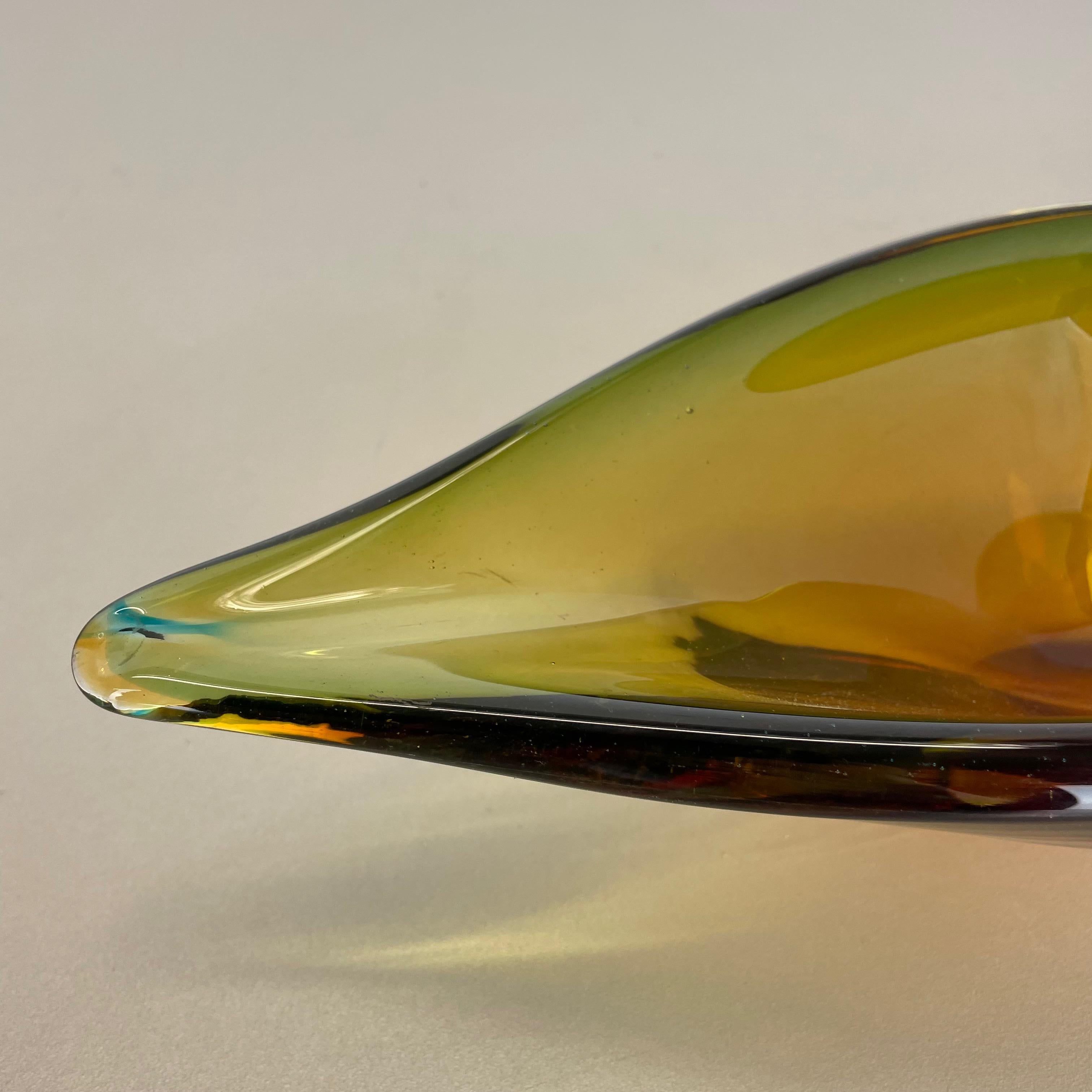 1, 8 Kg Glass Bowl Shell Centerpiece by Flavio Poli Attrib., Murano, Italy, 1970s In Good Condition For Sale In Kirchlengern, DE