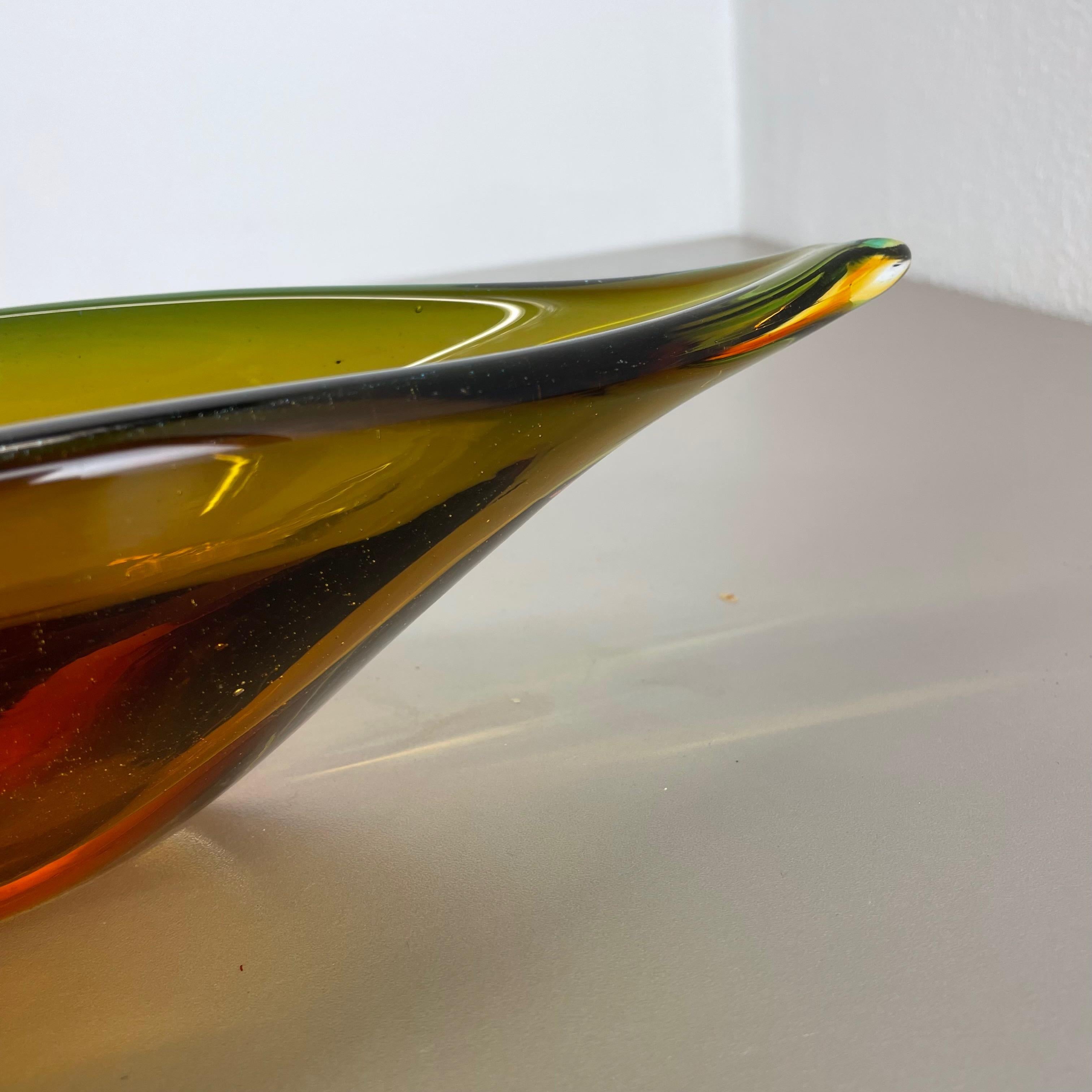1, 8 Kg Glass Bowl Shell Centerpiece by Flavio Poli Attrib., Murano, Italy, 1970s For Sale 2