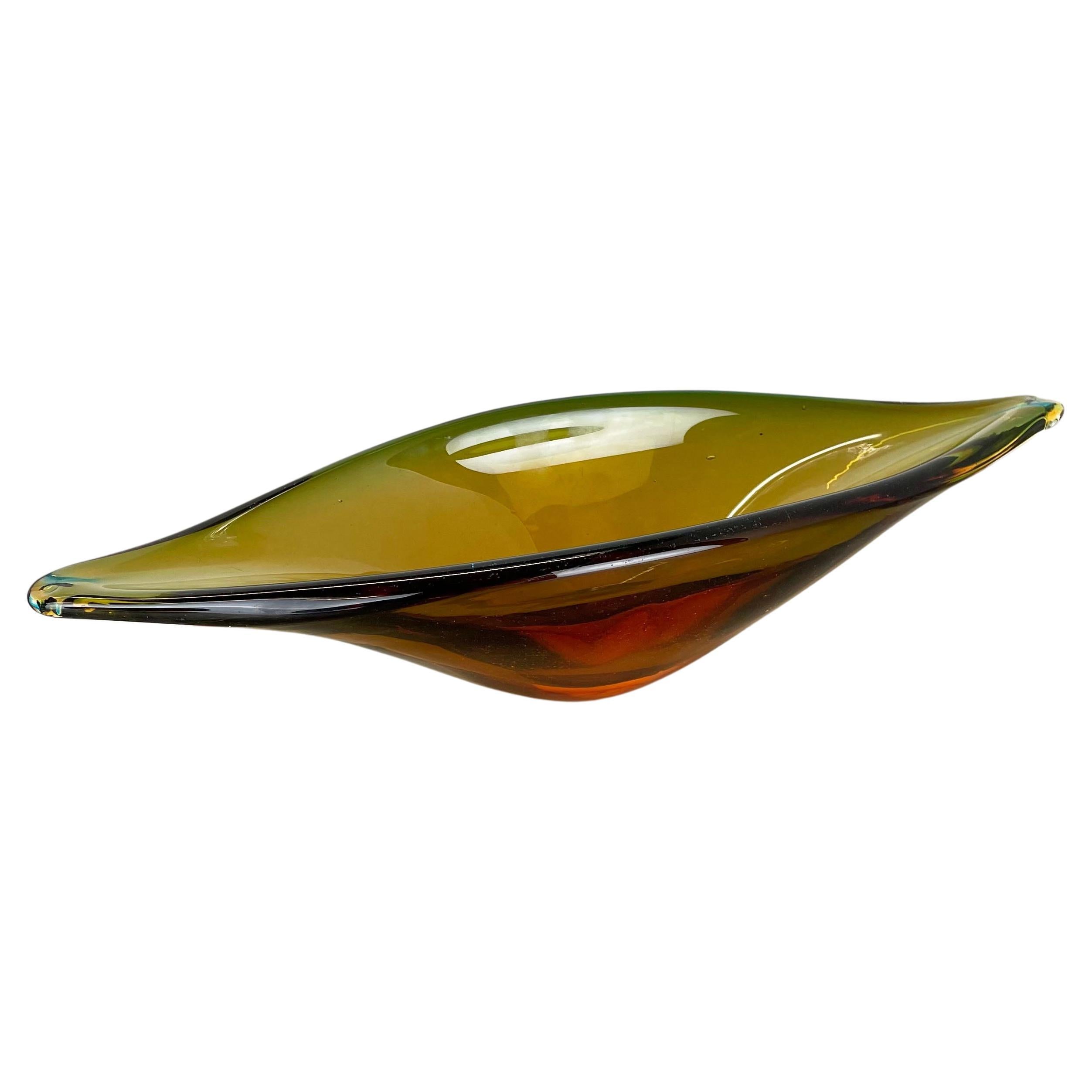 1, 8 Kg Glass Bowl Shell Centerpiece by Flavio Poli Attrib., Murano, Italy, 1970s