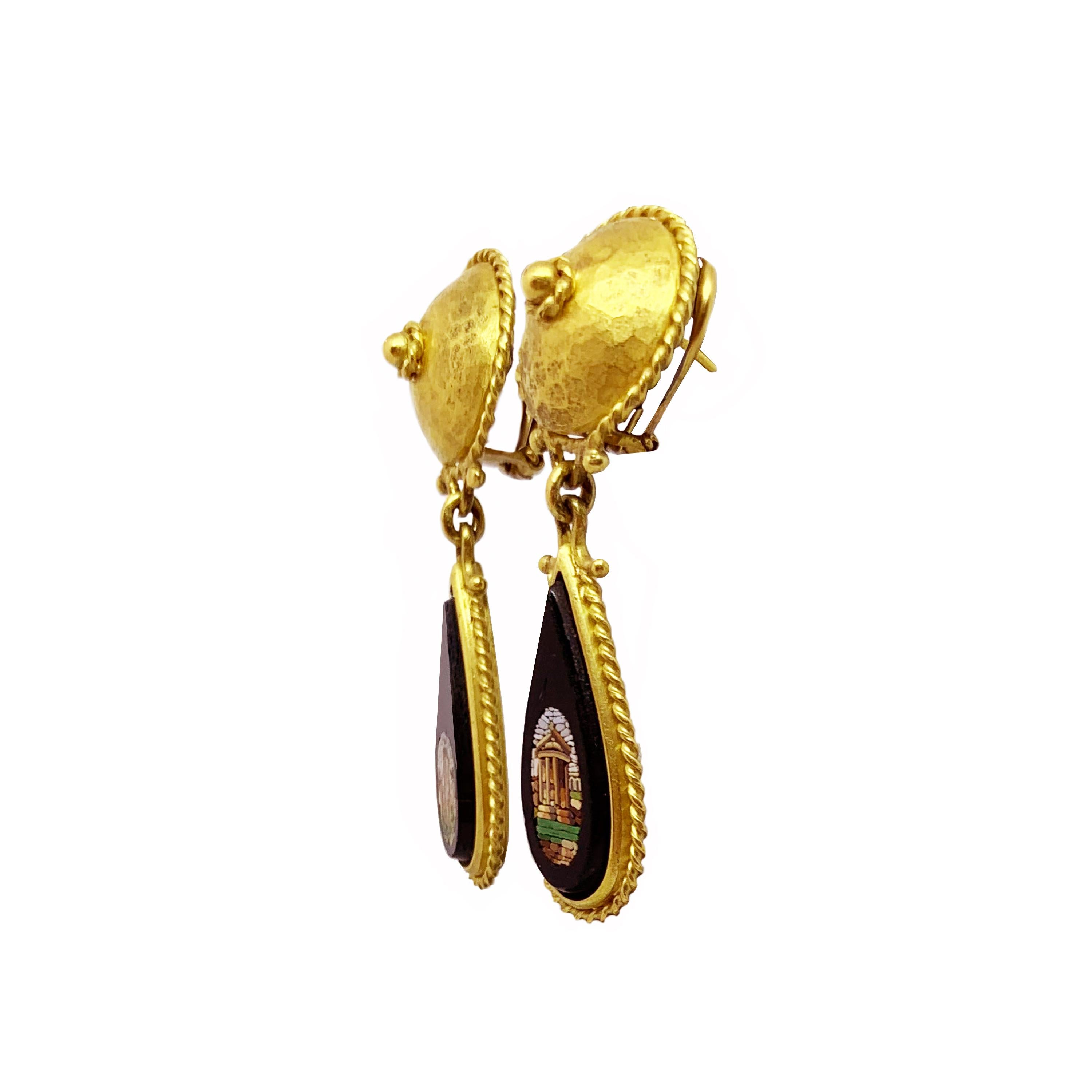 These 18 Kt gold and micromosaic earrings (mid 19th century) depict the Roman Forum and the Temple of Vesta.
The micromosaics come from the Vatican Mosaic Studio that started up in 1727. Here the best mosaic artists that Rome boasted poured into.