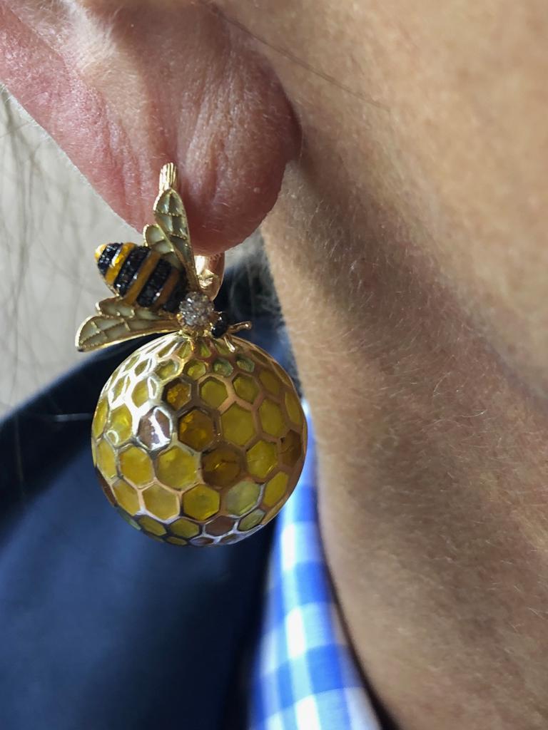  18 Kt 0.09 ct. Diamond , 02ct. Black Diamond Enamel Bee and Honey Comb Earrings In New Condition For Sale In Findikli, Beyoglu