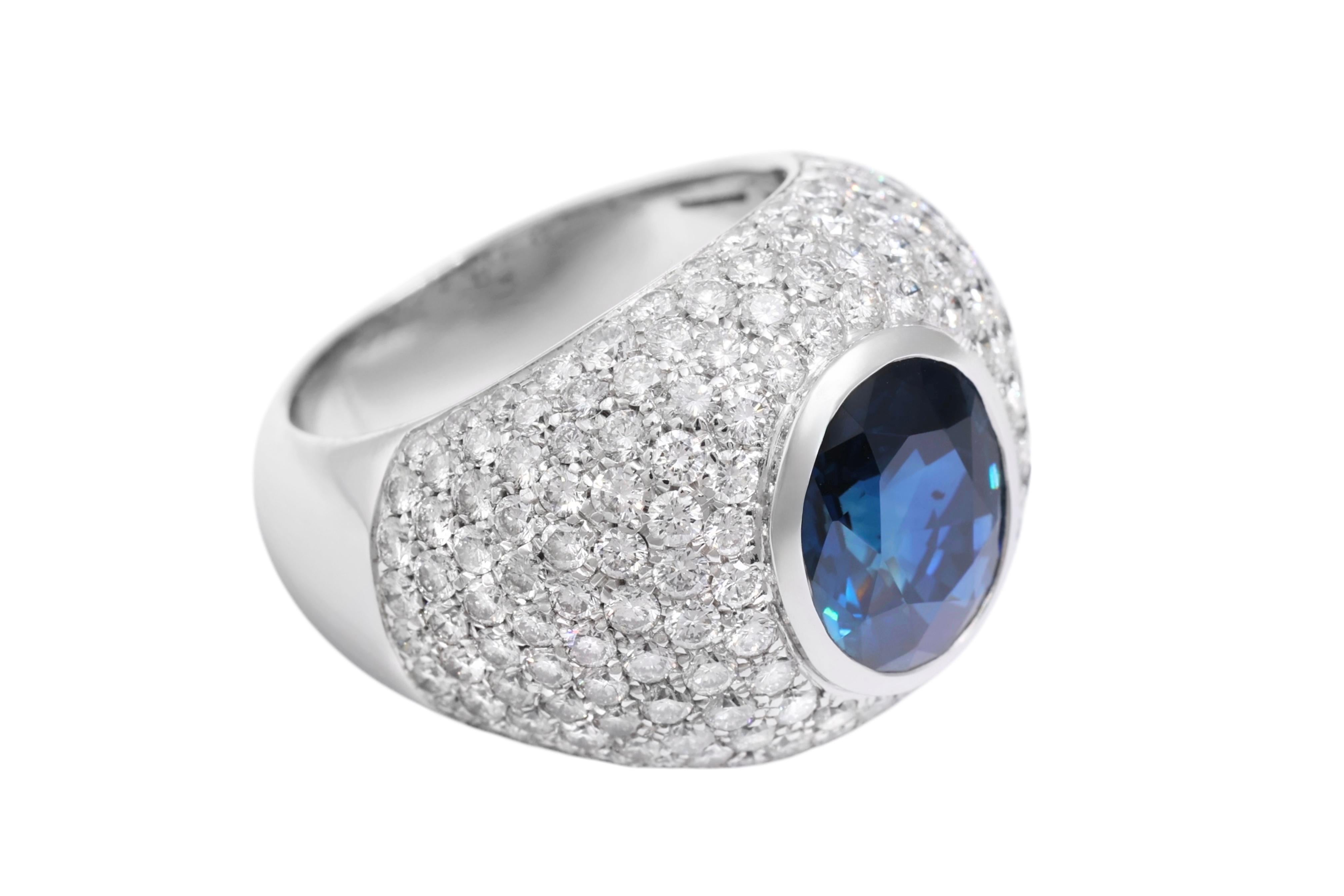 18 Kt 4.9 Ct Intensiver Blauer Saphir & Voller Pavé Diamant Ring , Einzigartiges Design (Moderne) im Angebot