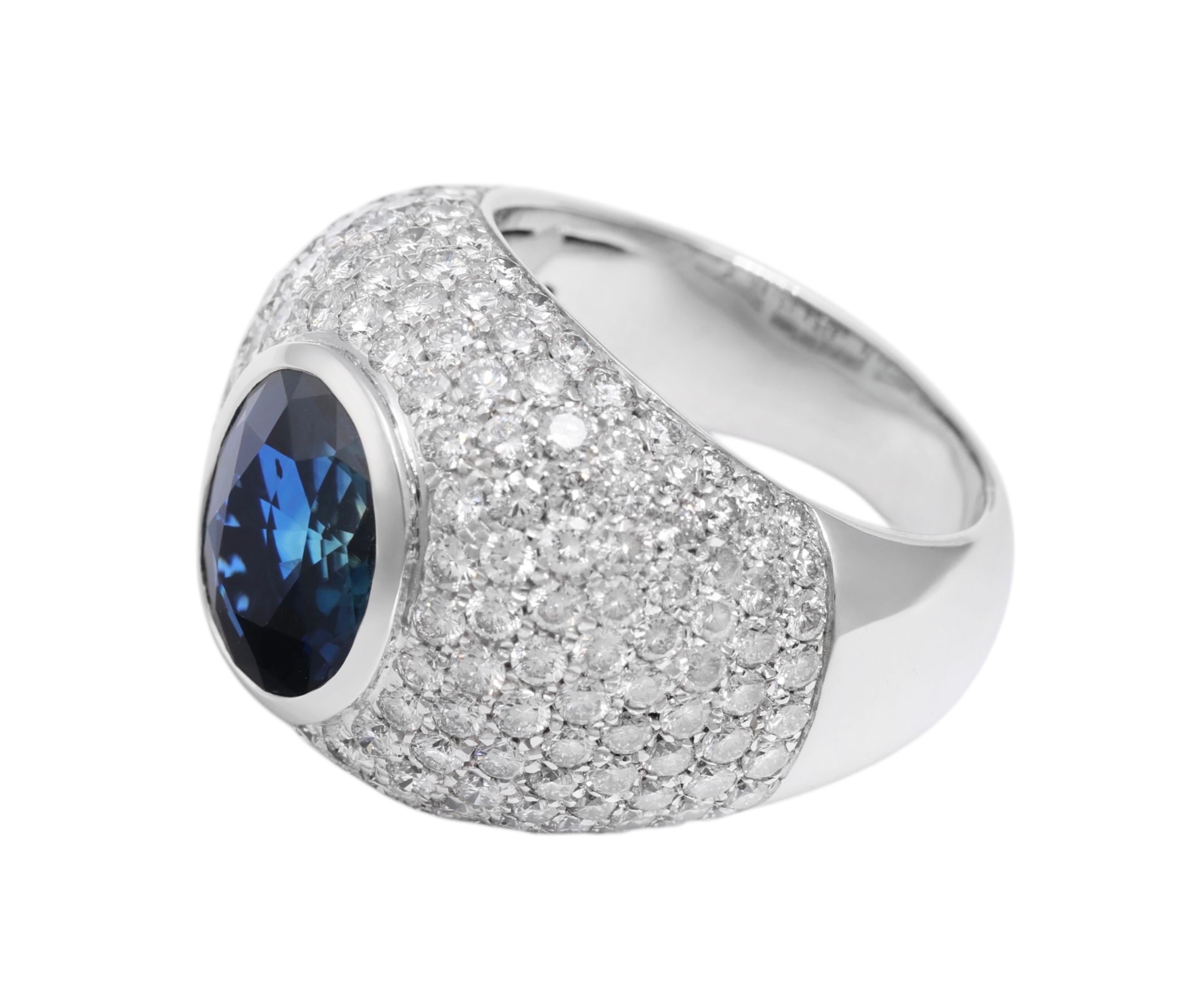 18 Kt 4.9 Ct Intensiver Blauer Saphir & Voller Pavé Diamant Ring , Einzigartiges Design (Ovalschliff) im Angebot