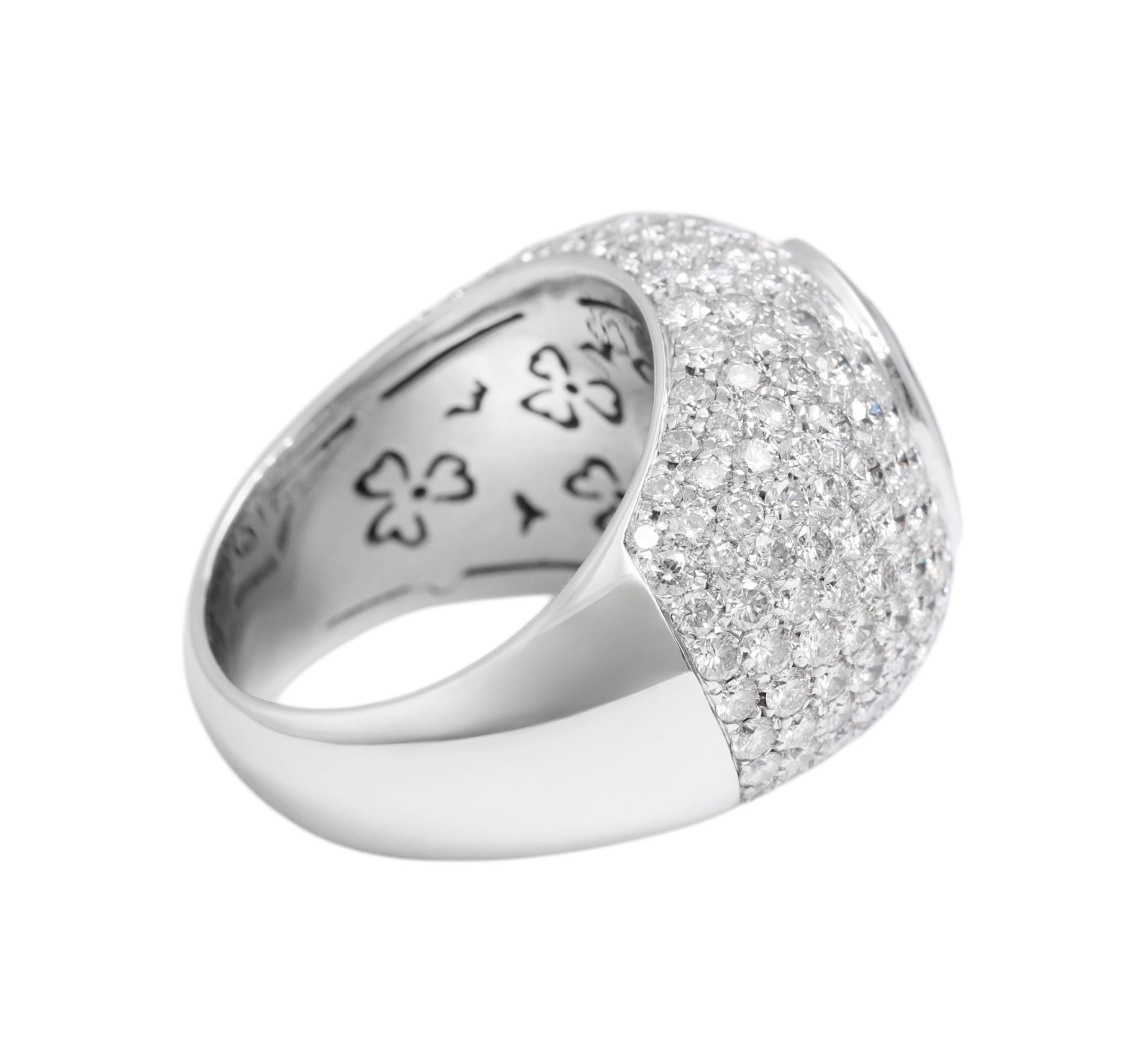 18 Kt 4.9 Ct Intensiver Blauer Saphir & Voller Pavé Diamant Ring , Einzigartiges Design im Zustand „Neu“ im Angebot in Antwerp, BE