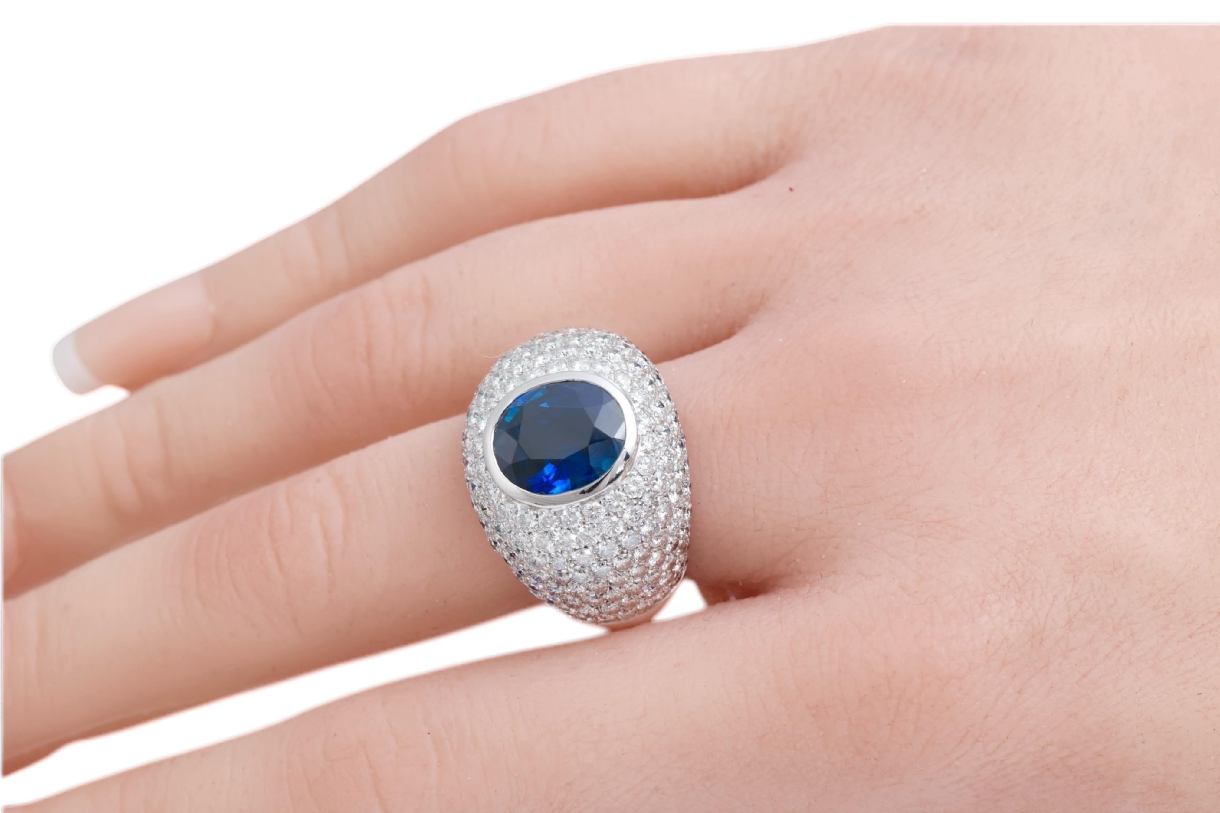 18 Kt 4.9 Ct Intensiver Blauer Saphir & Voller Pavé Diamant Ring , Einzigartiges Design im Angebot 1