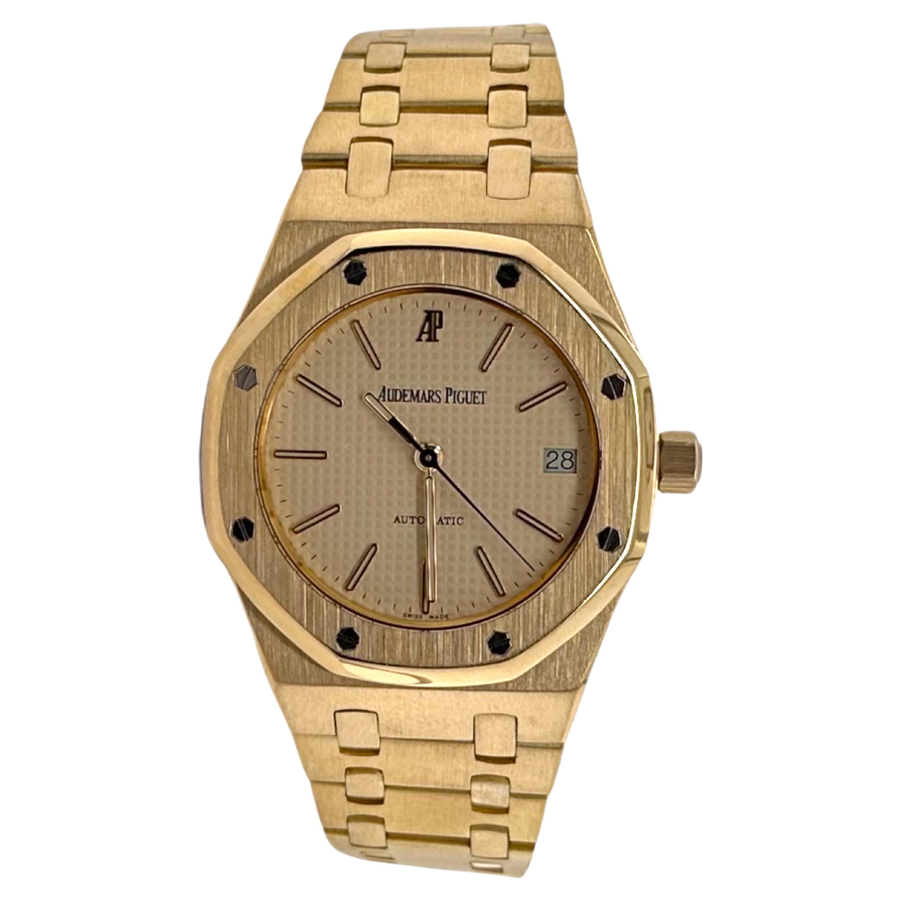 18 kt Audemars Piguet Royal Oak Automatic Reference 14790BA.OO.0789BA.01 with Box & Extract from the Archives , Collectors watch in Amazing Condition.

with a 7400 Euro complete overhaul and repair Bill from Audemars Piguet from Nov 2022, Since then