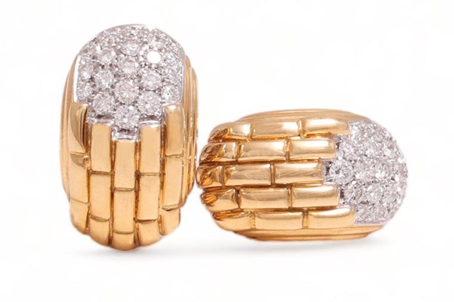 18 kt. Preciosos pendientes de oro con clip engastados con 2,76 ct. Diamantes 

Diamantes: Diamantes talla brillante en conjunto aprox. 2.76 ct. 

Material: Oro amarillo y blanco de 18 kt.
 
Medidas: 23,6 mm x 14,2 mm x 15,8 mm

Peso total: 22,4