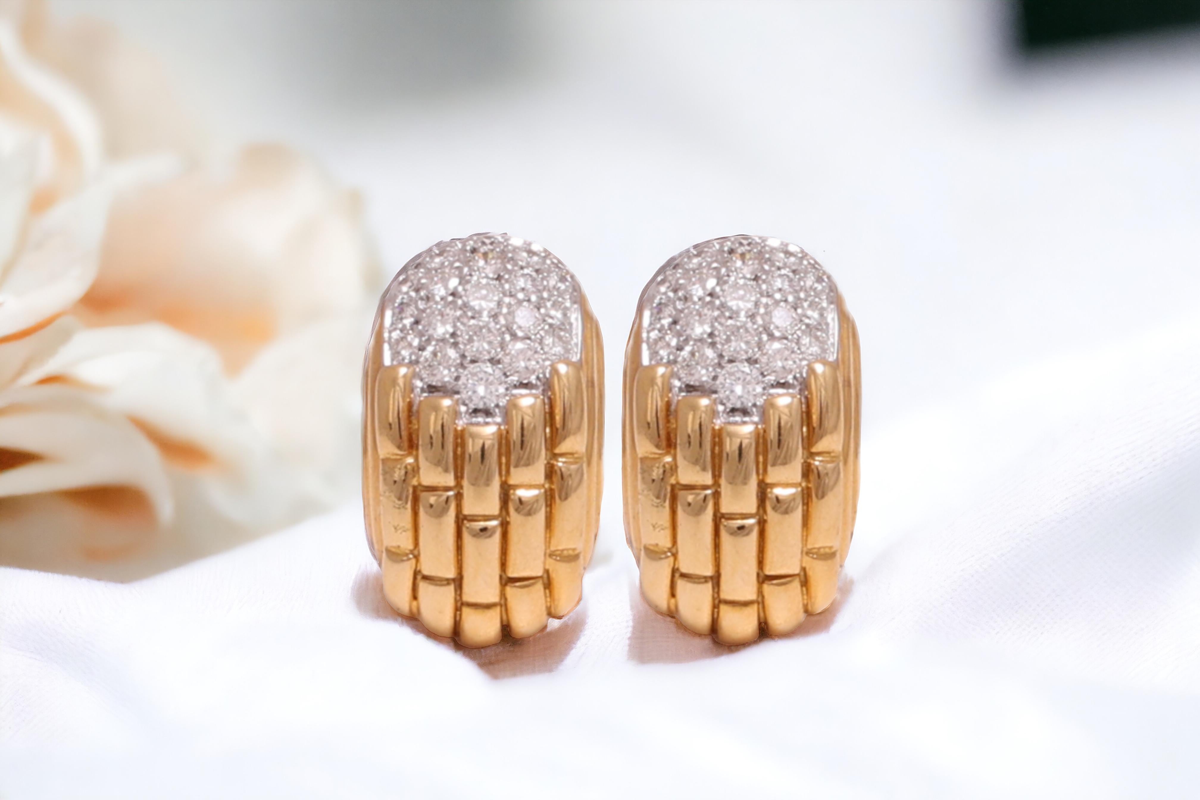 18 kt. Preciosos pendientes de oro con clip engastados con 2,76 ct. Diamantes en venta 2