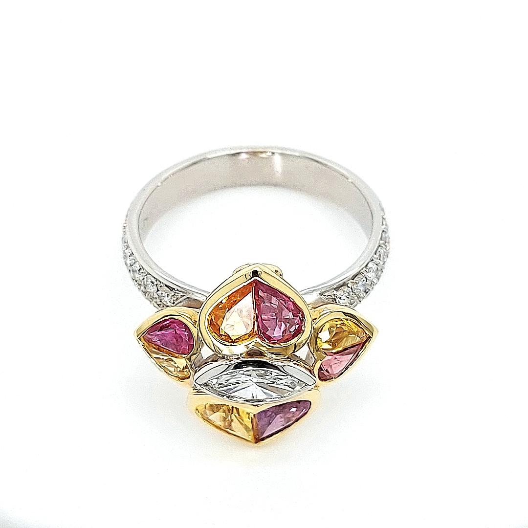 18 Kt Bi Color Ring, 0.85 Carat Diamonds & 2.47 ct Heart Cut Rubies and Sapphire In New Condition For Sale In Antwerp, BE