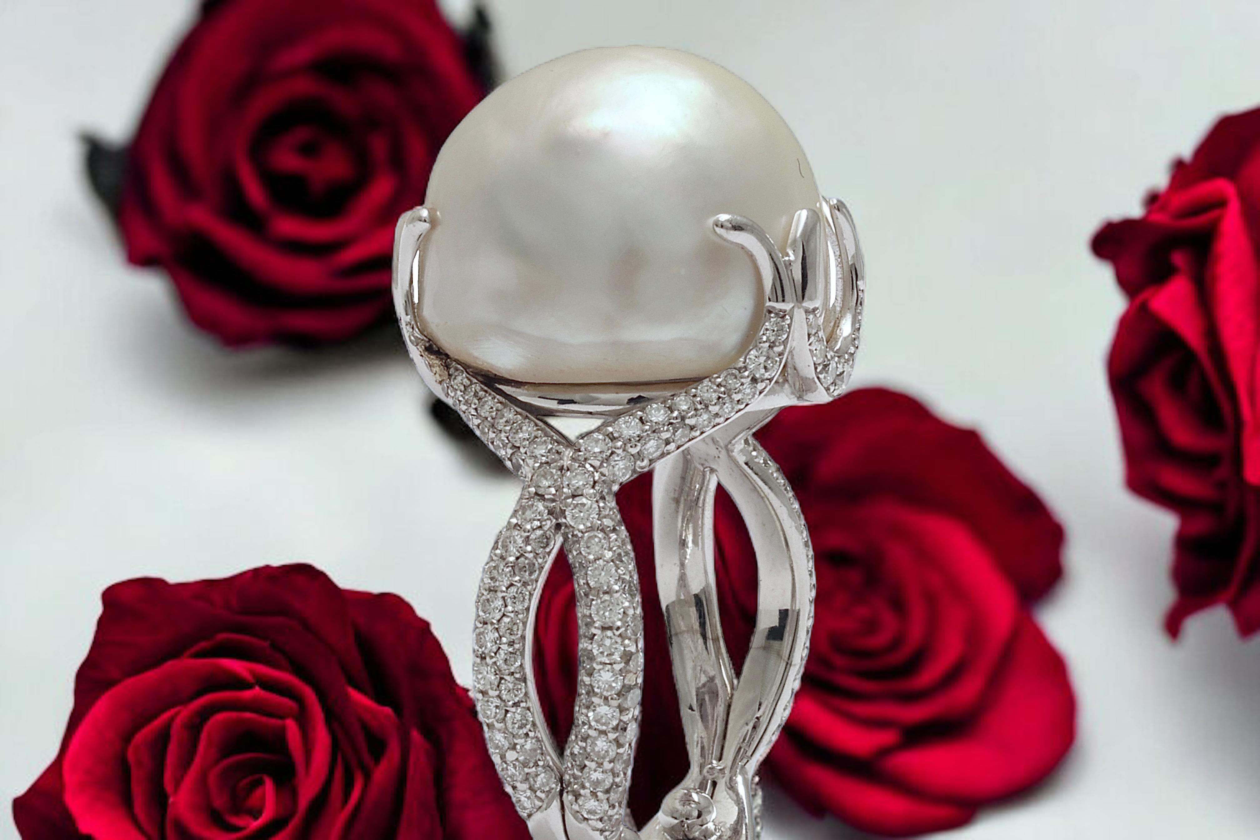 18 Kt Big Baroque 14.8mm Pearl & Pavé set Diamonds Ring For Sale 5