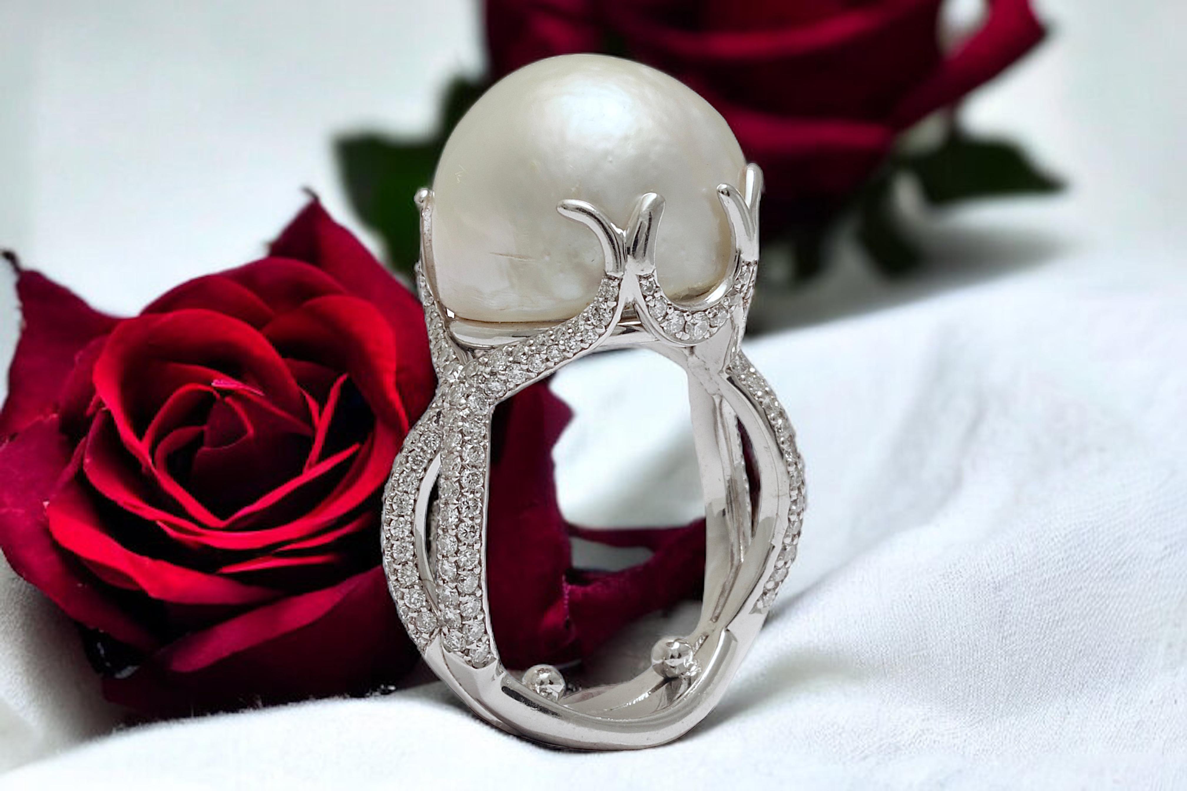 18 Kt Big Baroque 14.8mm Pearl & Pavé set Diamonds Ring For Sale 6